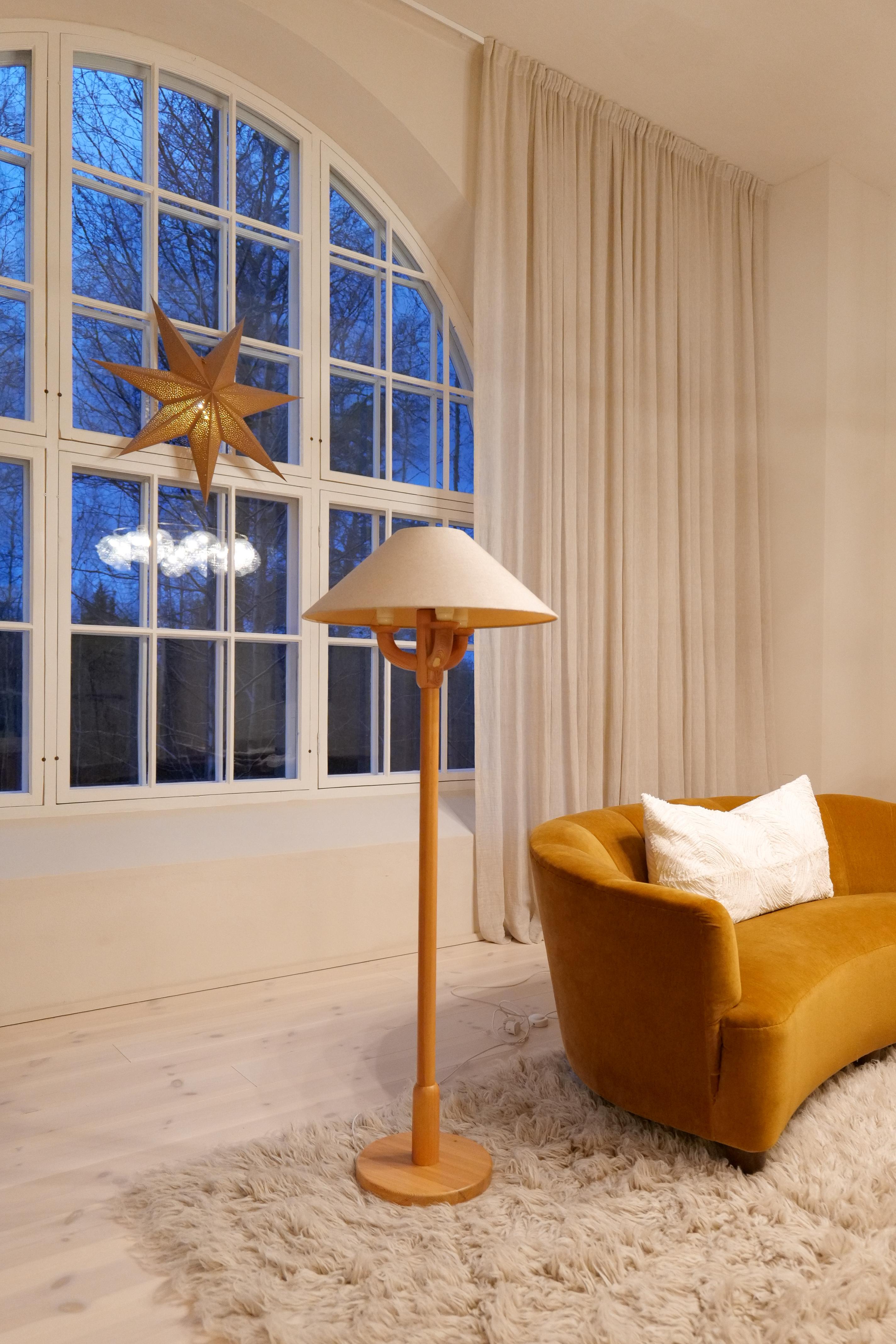 Fine XX secolo Lampade da terra scultoree The Modern Scandinavian Made in Pine, Svezia anni '70 in vendita