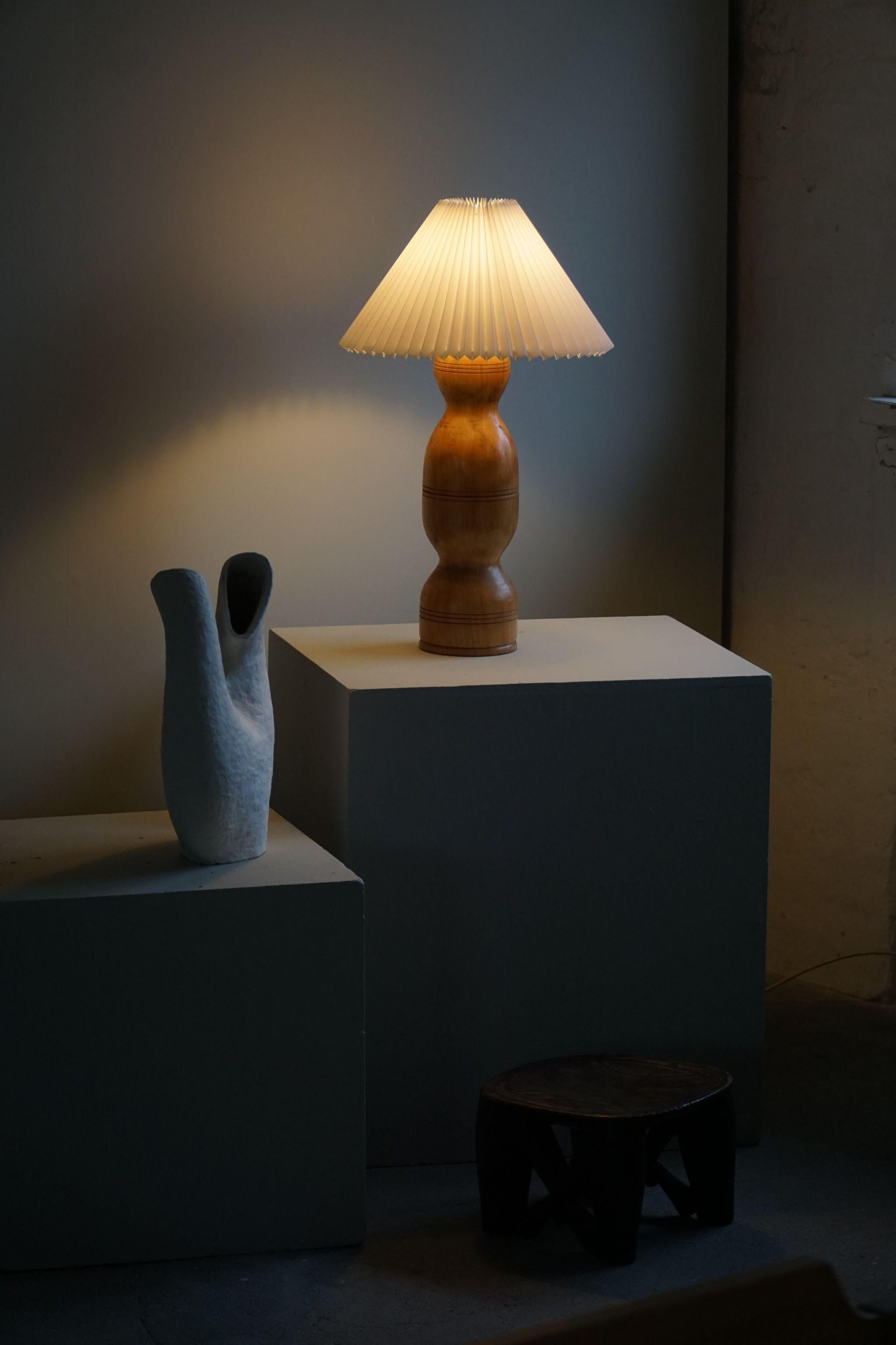 Organic shaped wooden table lamp in solid beech. Hand crafted in Scandinavia by an unknown cabinetmaker, ca 1960s.

The overall impression of this mid-century table lamp is really good.
It will complement many interior styles. A modern, classic,