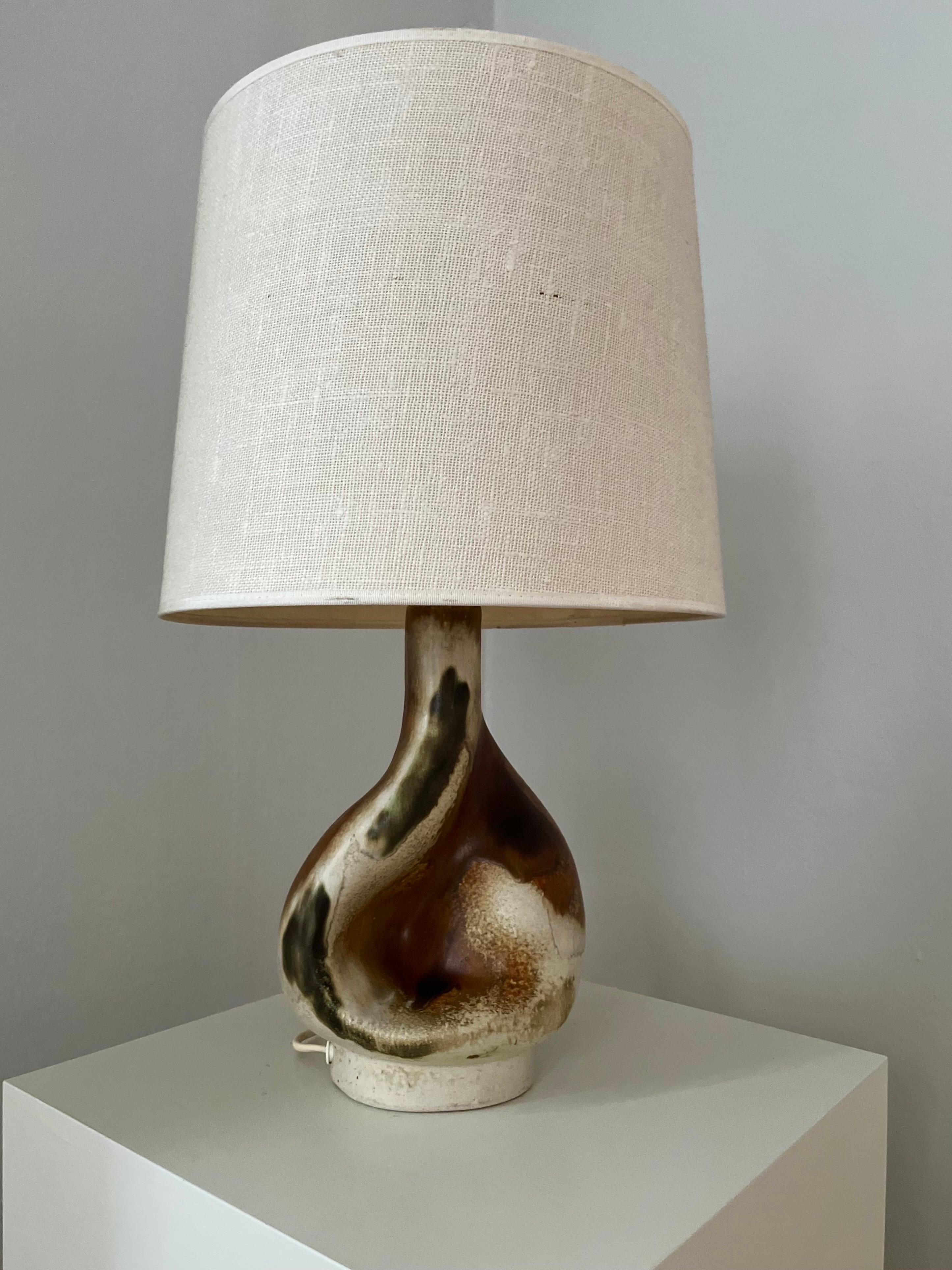 Scandinavian Modern sculptural stoneware table lamp by Danish Axella 1960s In Good Condition For Sale In Frederiksberg C, DK