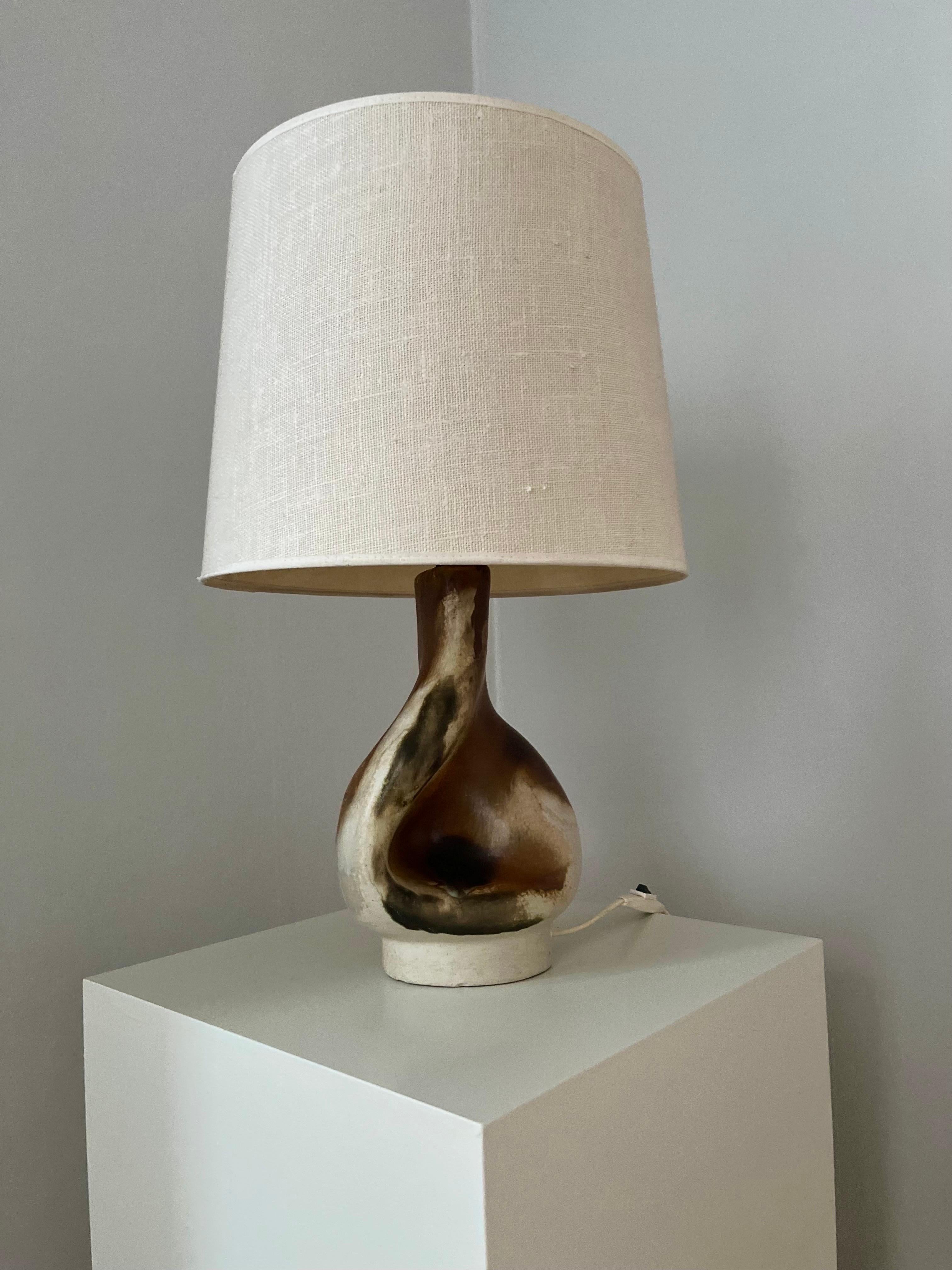 Vernissé Lampe de table sculpturale scandinave moderne en grès par la danoise Axella, années 1960 en vente