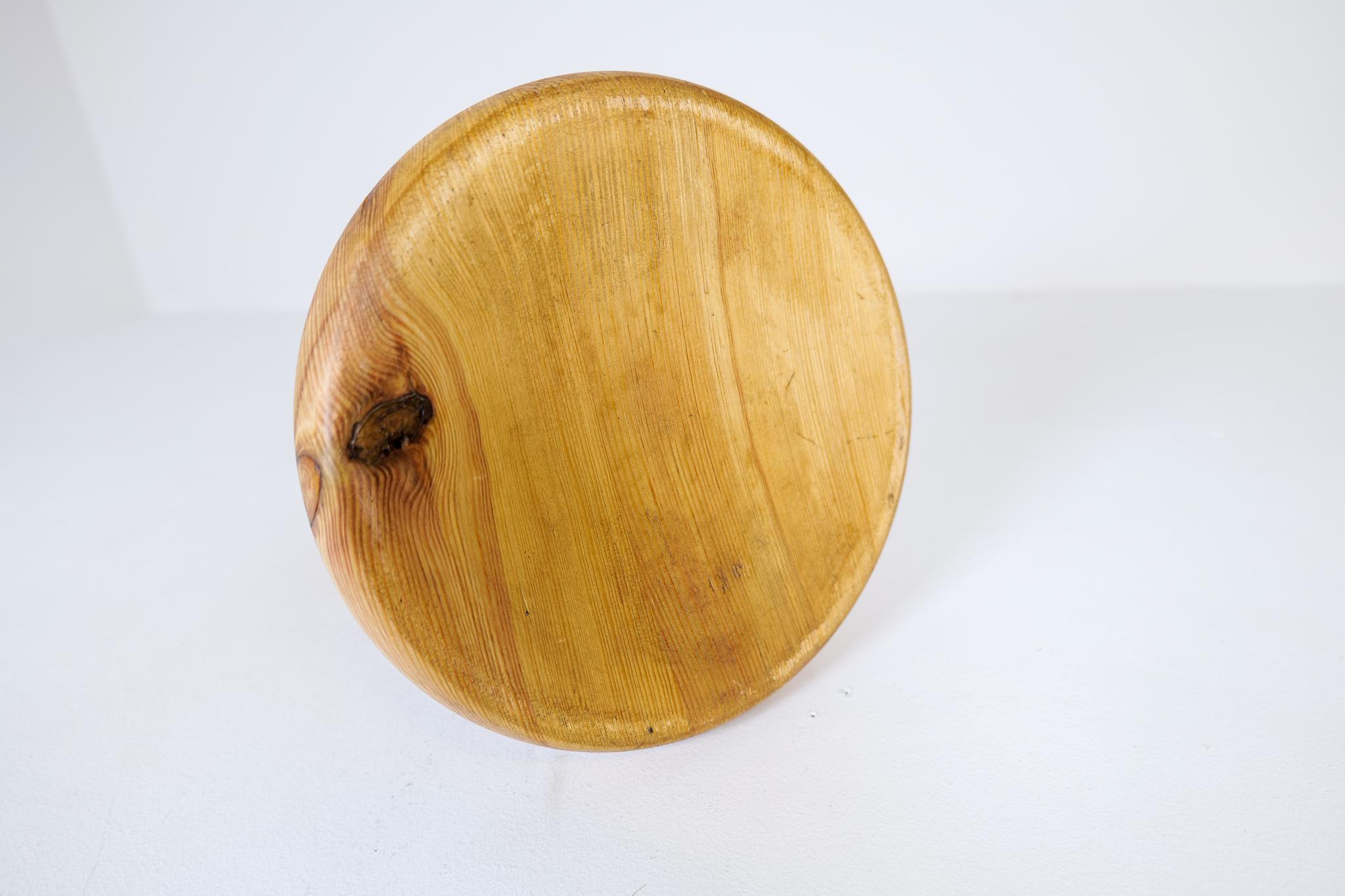Tabouret sculptural moderne scandinave en pin, Suède, 1970 en vente 4