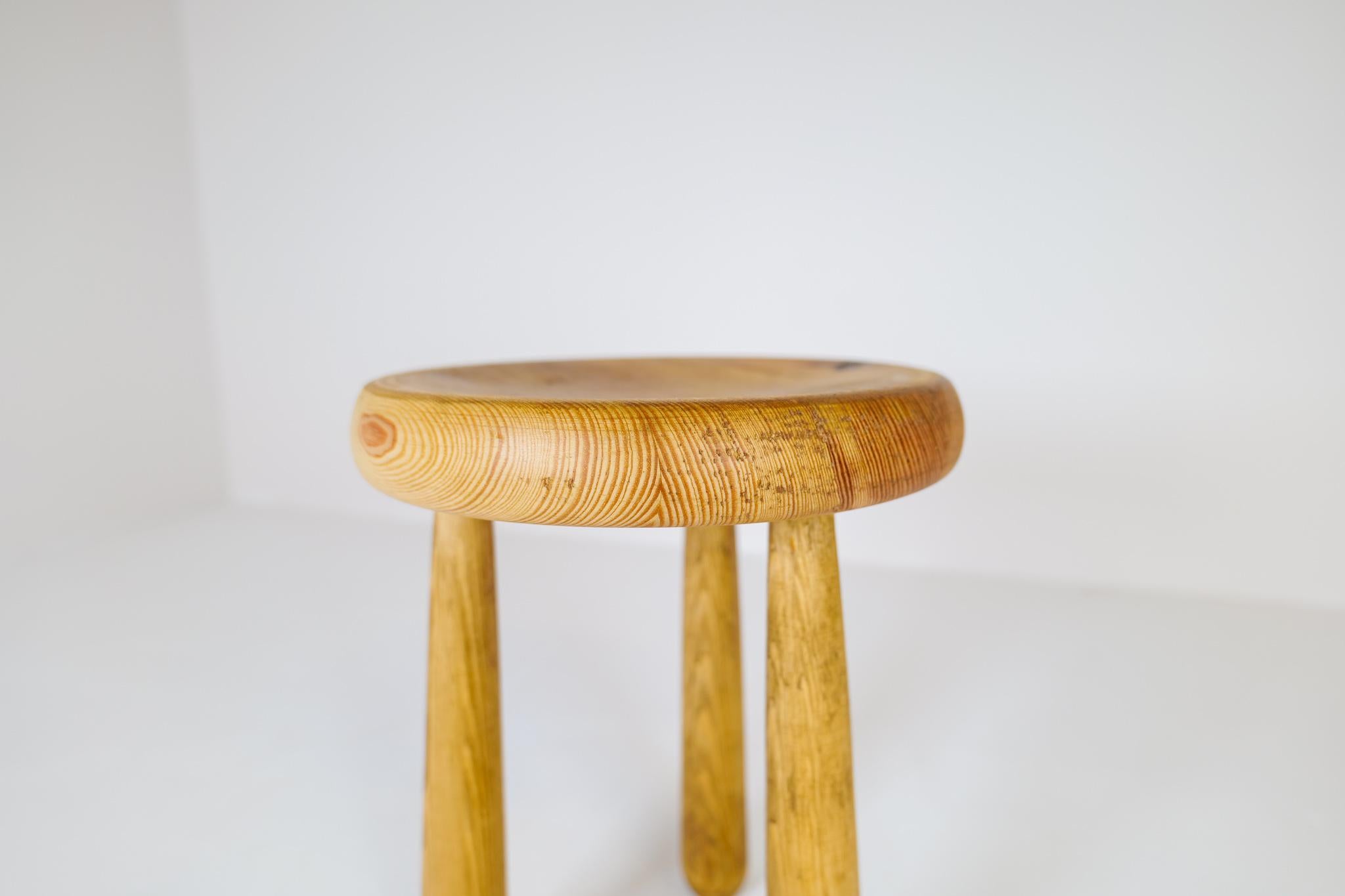 Tabouret sculptural moderne scandinave en pin, Suède, 1970 Bon état - En vente à Hillringsberg, SE