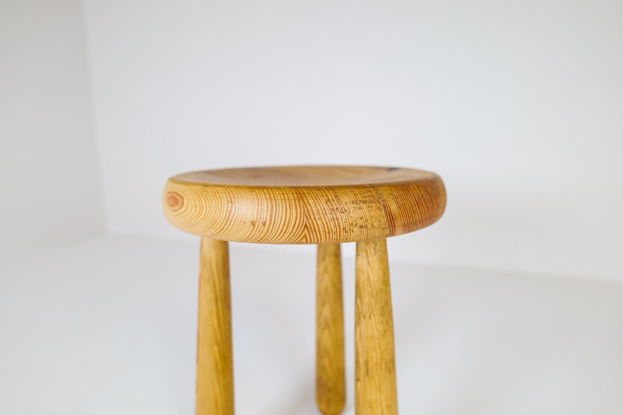 Scandinavian Modern Sculptural Stool Pine, Sweden, 1970s In Good Condition For Sale In Hillringsberg, SE