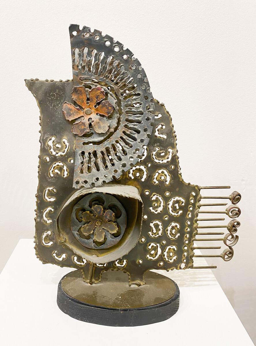 Skandinavische moderne Skulptur eines Vogels aus Metall und Kupfer, Holzsockel (Moderne) im Angebot