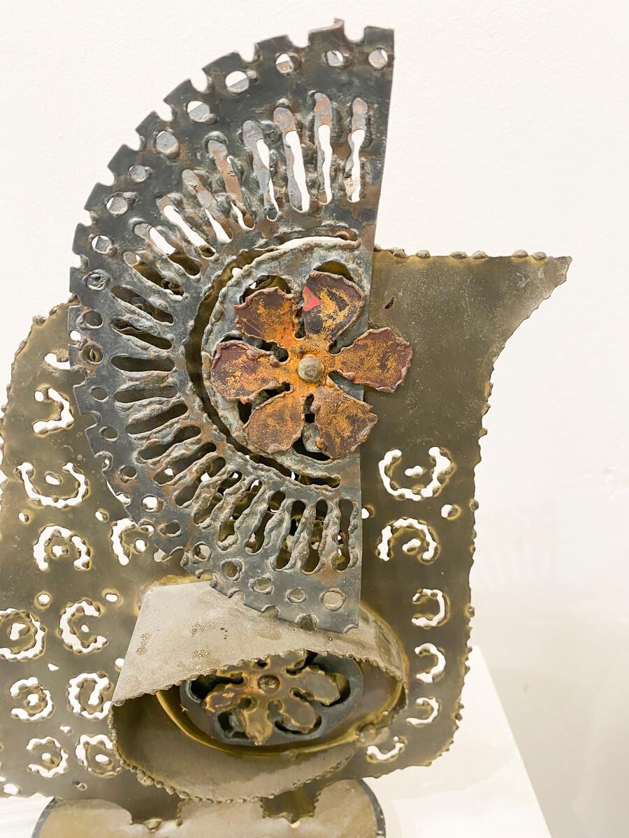 Skandinavische moderne Skulptur eines Vogels aus Metall und Kupfer, Holzsockel (Ende des 20. Jahrhunderts) im Angebot