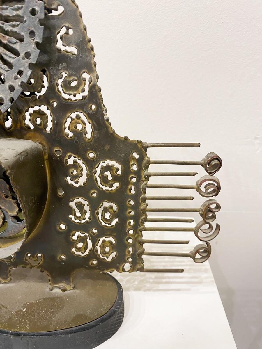 Skandinavische moderne Skulptur eines Vogels aus Metall und Kupfer, Holzsockel im Angebot 2