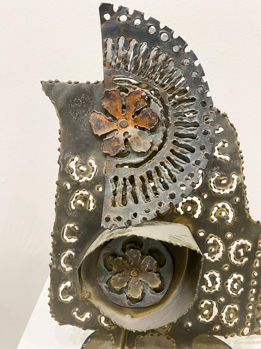 Skandinavische moderne Skulptur eines Vogels aus Metall und Kupfer, Holzsockel im Angebot 3
