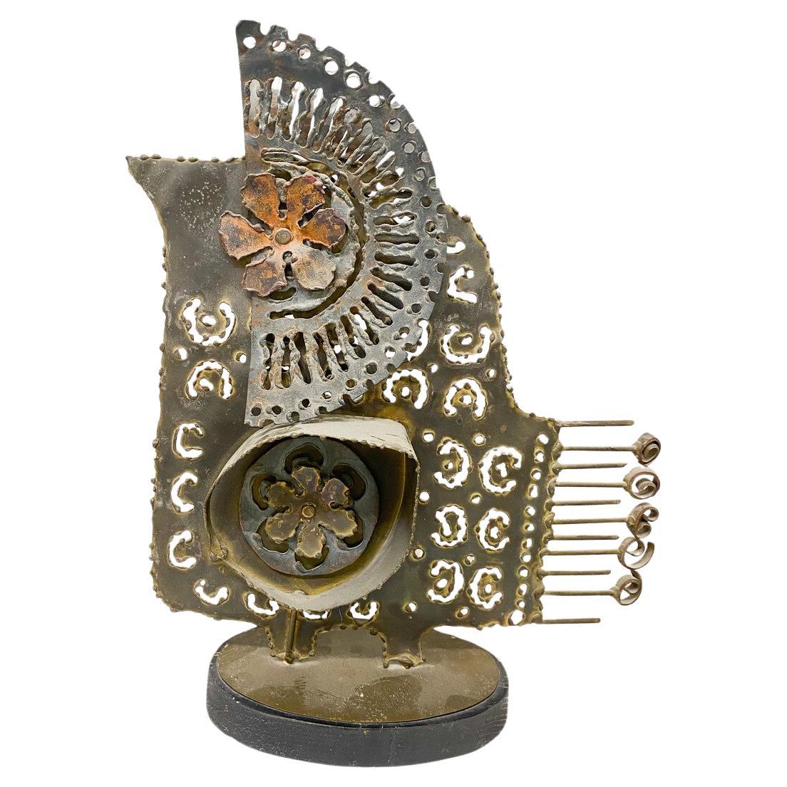 Skandinavische moderne Skulptur eines Vogels aus Metall und Kupfer, Holzsockel im Angebot