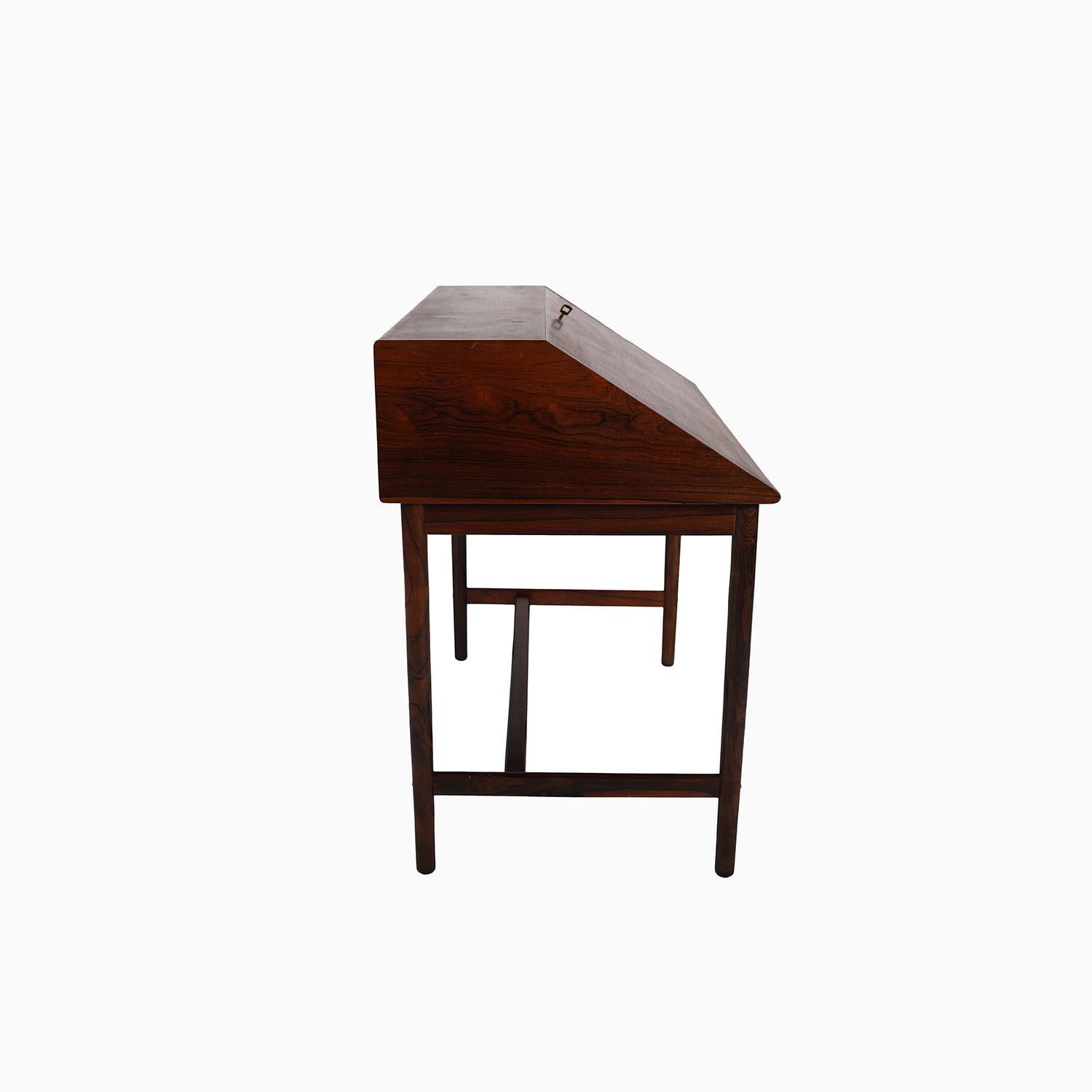 Scrivania progettata da Torbjørn Afdal e realizzata da Nesjestranda Møbelfabrikk.  Realizzato in legno di palissandro (noto anche come Palisander) con dettagli eleganti. Chiave originale e meccanismo di chiusura funzionante. Condizioni eccellenti.