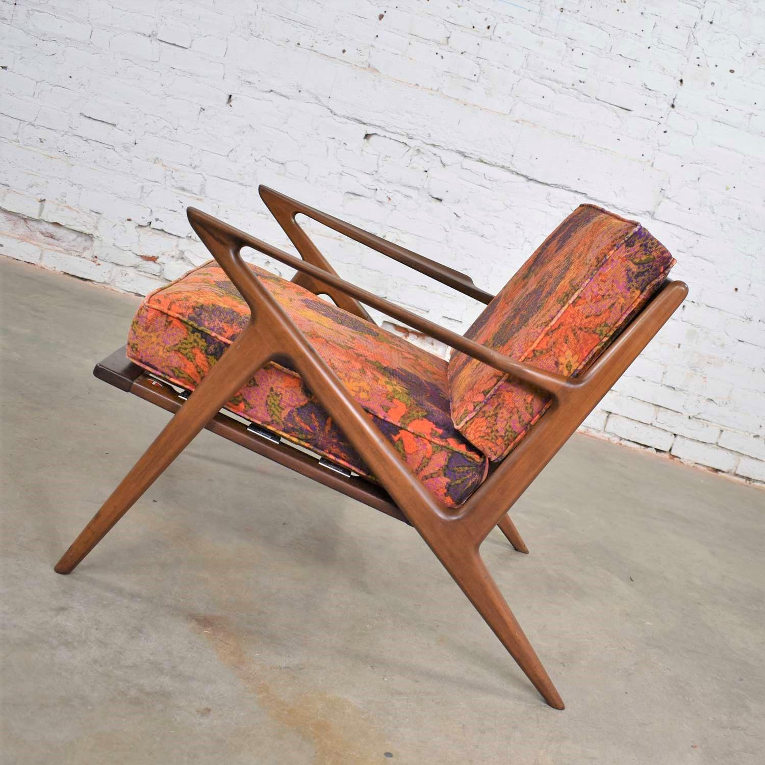 Scandinavian Modern Selig Z Lounge Chair by Poul Jensen Walnut Original Fabric In Good Condition In Topeka, KS