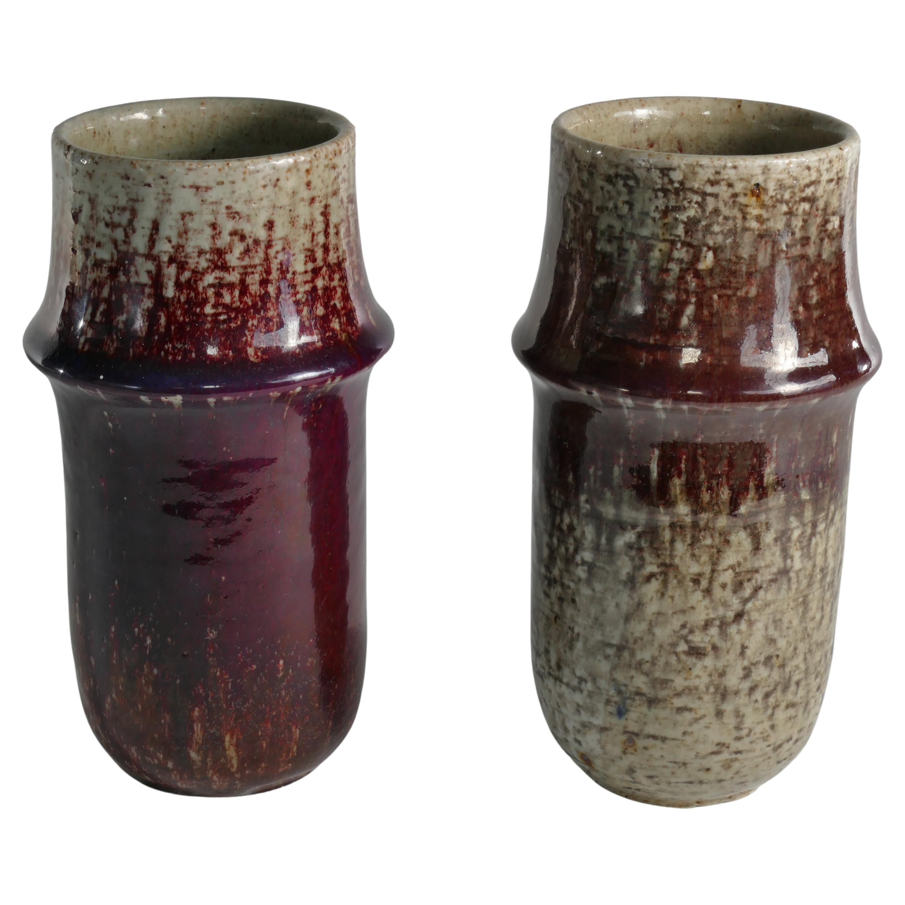 Ce superbe ensemble de 2 vases en terre chamottée, conçu par Sylvia Leuchovius, est produit dans l'atelier de Rörstrand, signé et daté de 1976. Provenant de la rare production de Rörstands appelée 