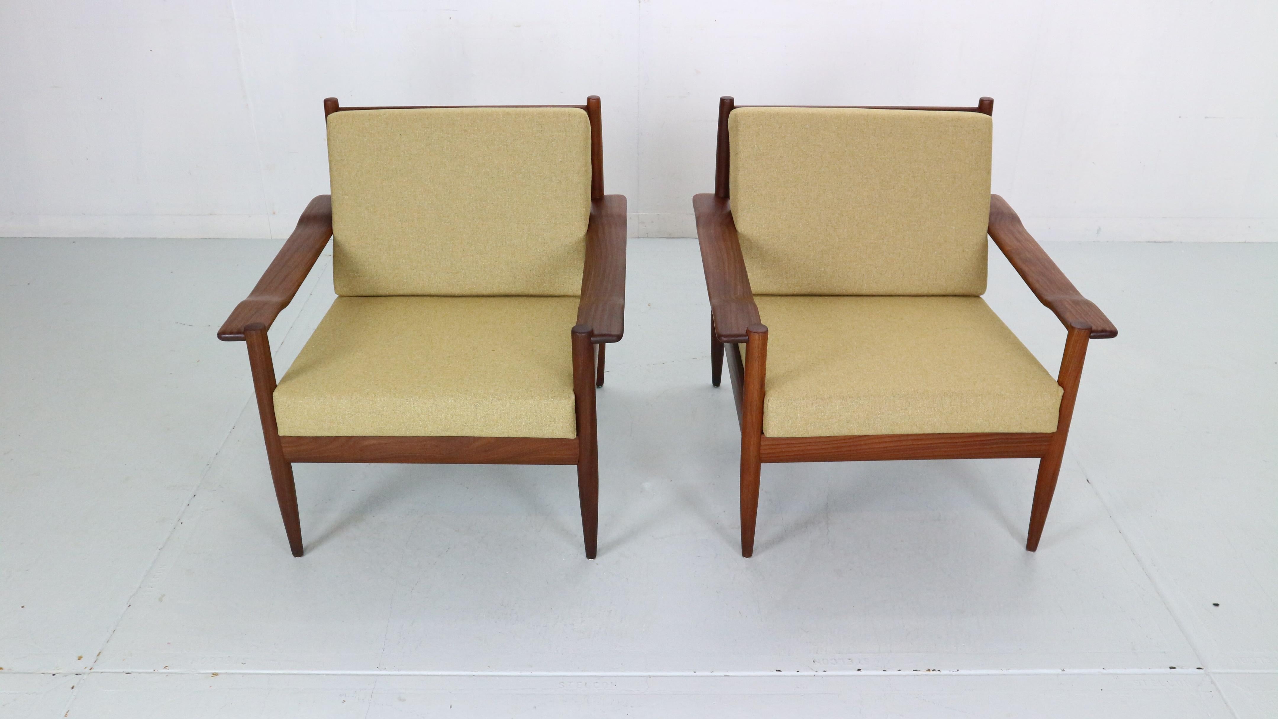 Scandinavian Modern Set of 2 Teak Lounge Chairs& New Upholstery, 1960's Denmark In Good Condition In The Hague, NL