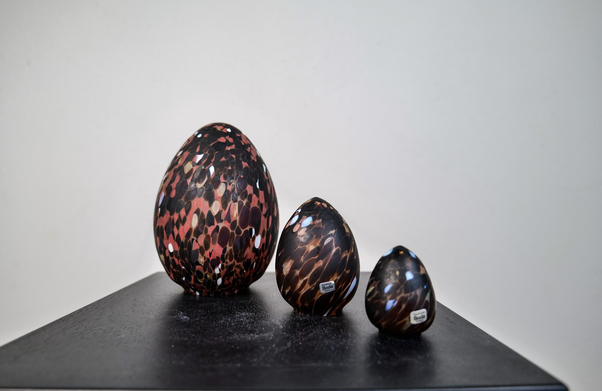 This set of 3 eggs with a swelling shape and mottled brown surface was designed by Monica Backström. They are al unique and was mouth-blown and hand-crafted.
Designed in the 1970s as part of the 