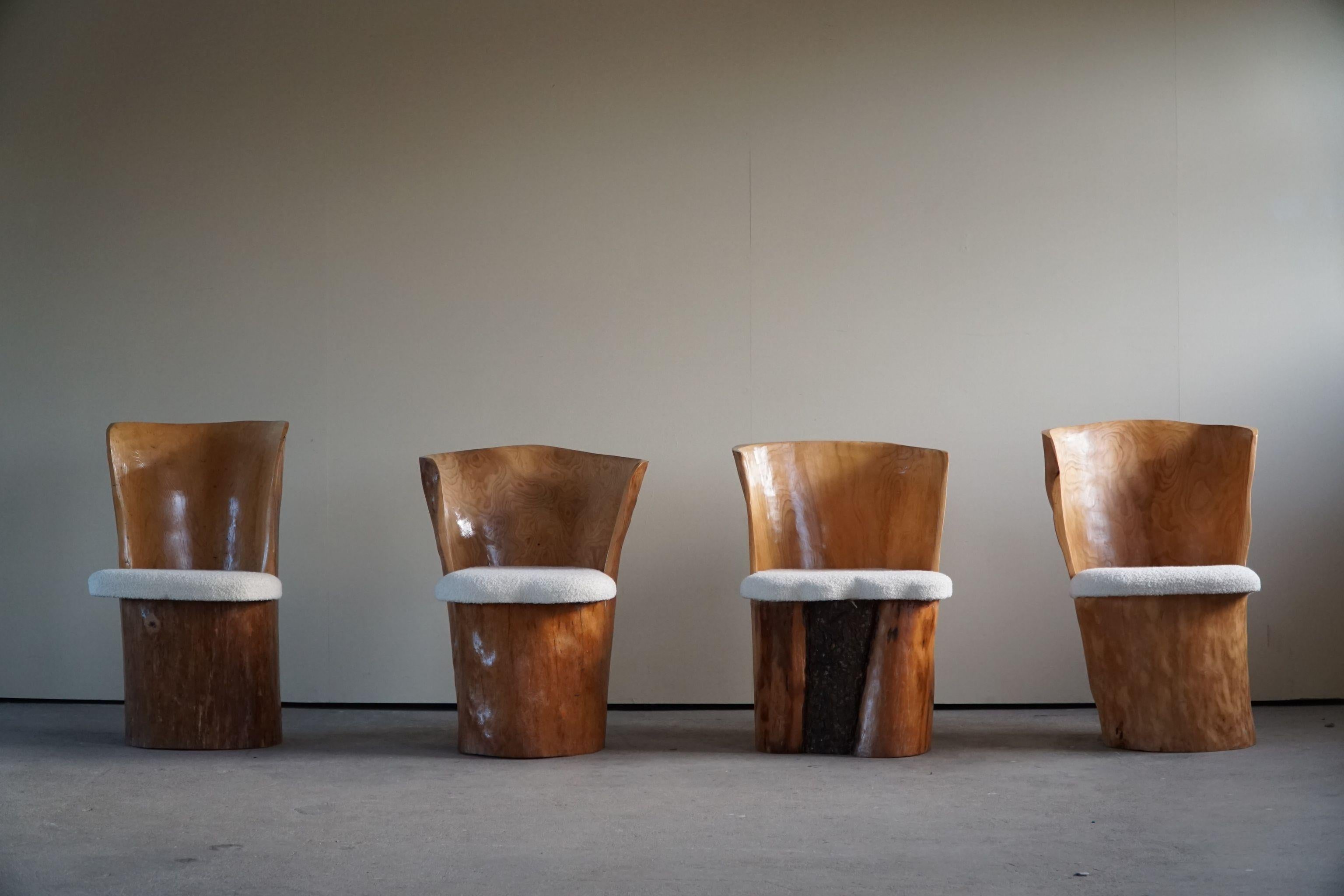 Sculpté à la main Ensemble scandinave moderne de 4 chaises de salle à manger Stump, sculptées à la main en Suède, années 1980 en vente