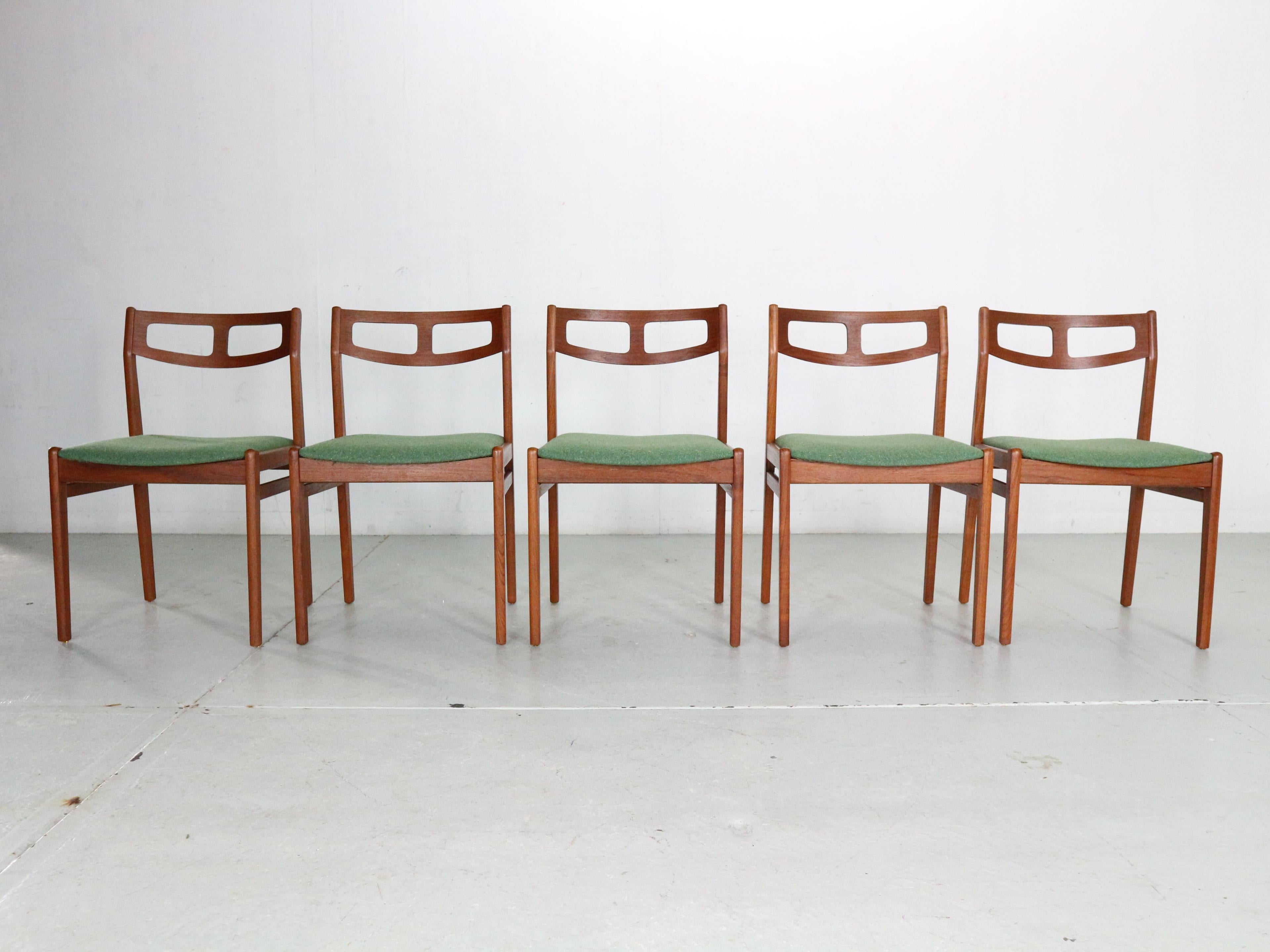 Scandinavian modern period set off 5 dining room chairs made in 1960s, Denmark.
The chairs has been newly reupholstered with green wool furniture fabric. 
Frame is made of curved teak wood. Comfortable seating and back rest.
Has been