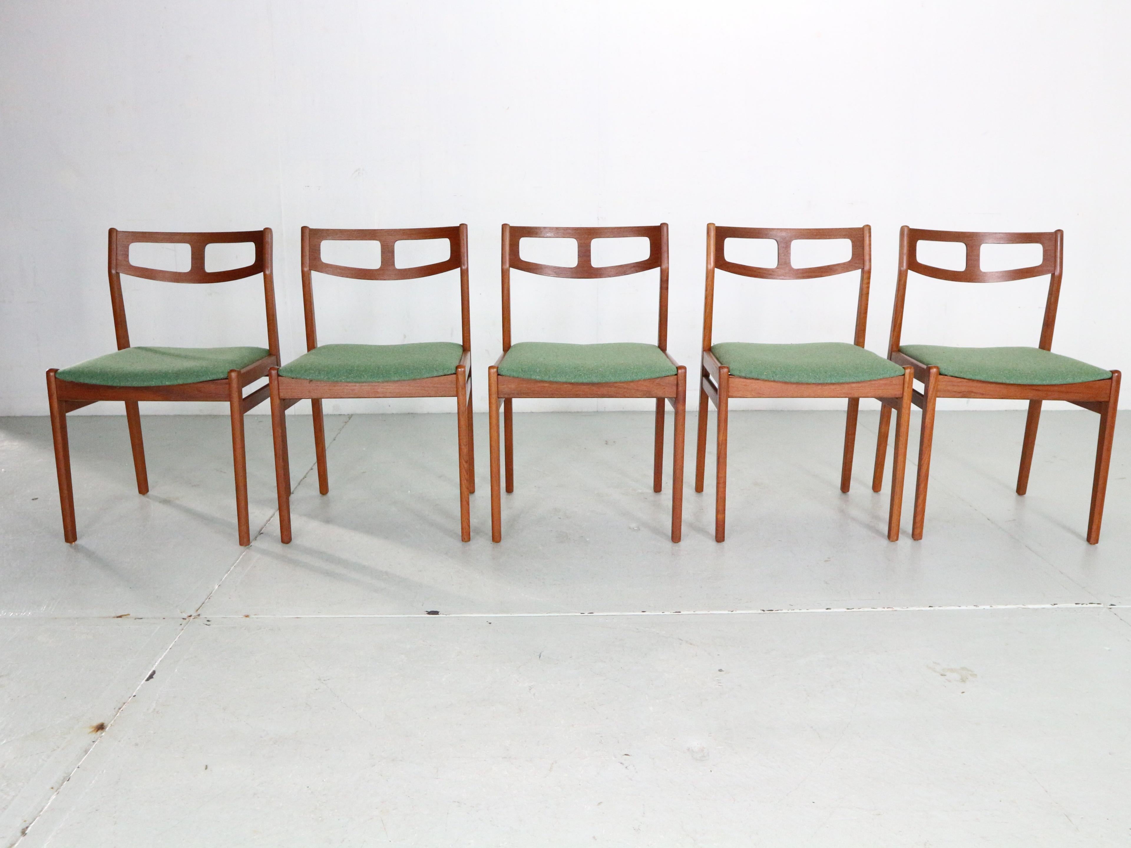 Scandinave moderne Ensemble de 5 chaises de salle à manger scandinaves modernes en teck et vertes avec nouveau rembourrage en vente