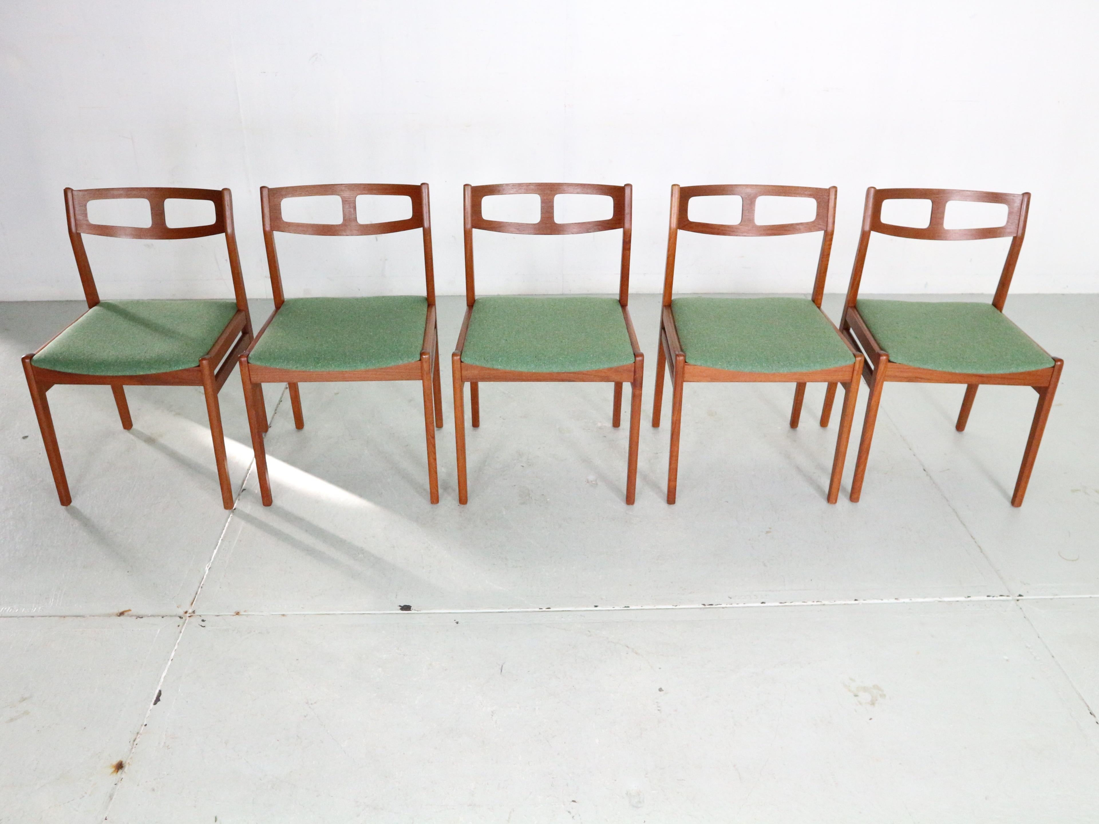 Danois Ensemble de 5 chaises de salle à manger scandinaves modernes en teck et vertes avec nouveau rembourrage en vente
