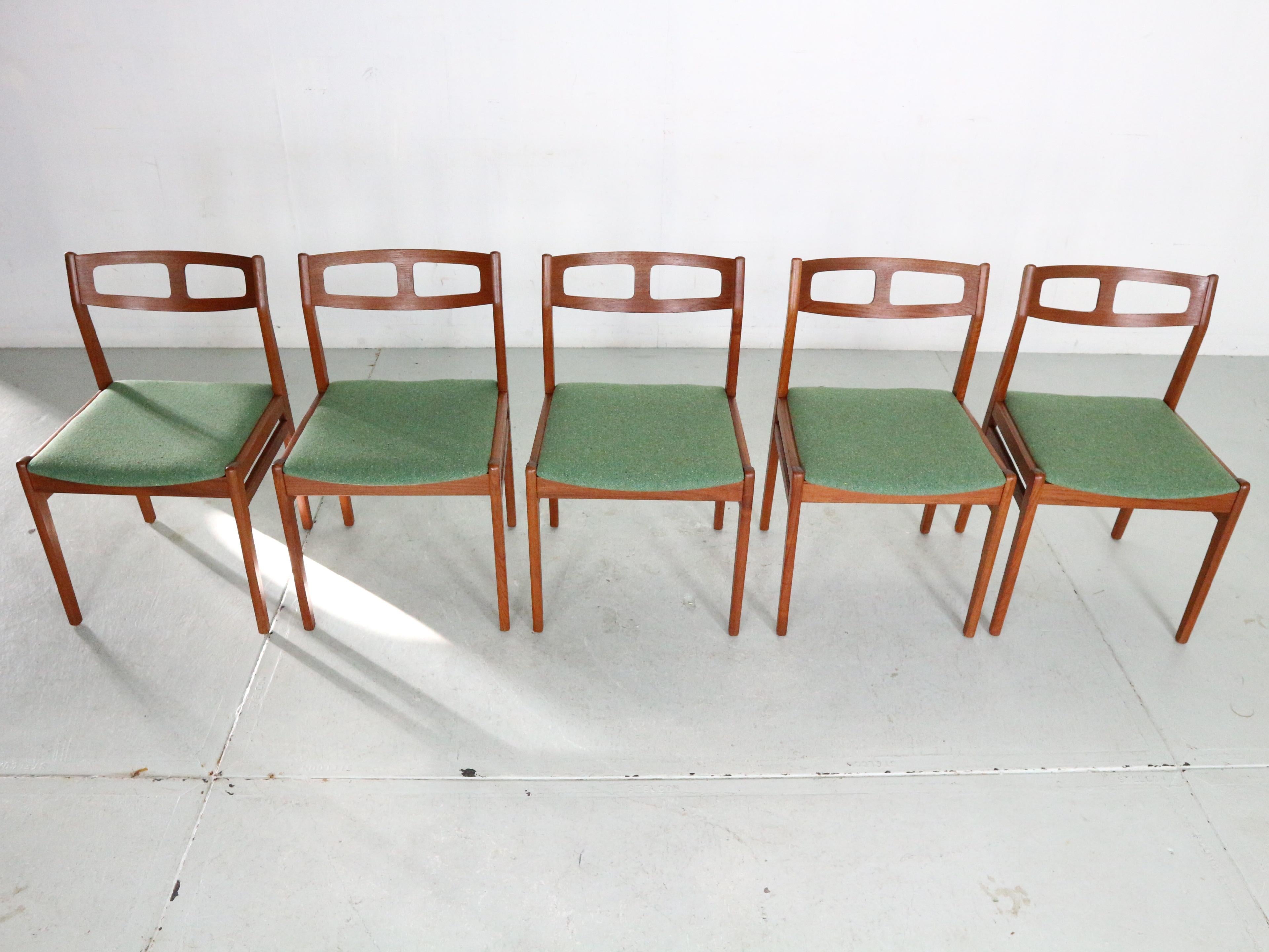 Milieu du XXe siècle Ensemble de 5 chaises de salle à manger scandinaves modernes en teck et vertes avec nouveau rembourrage en vente