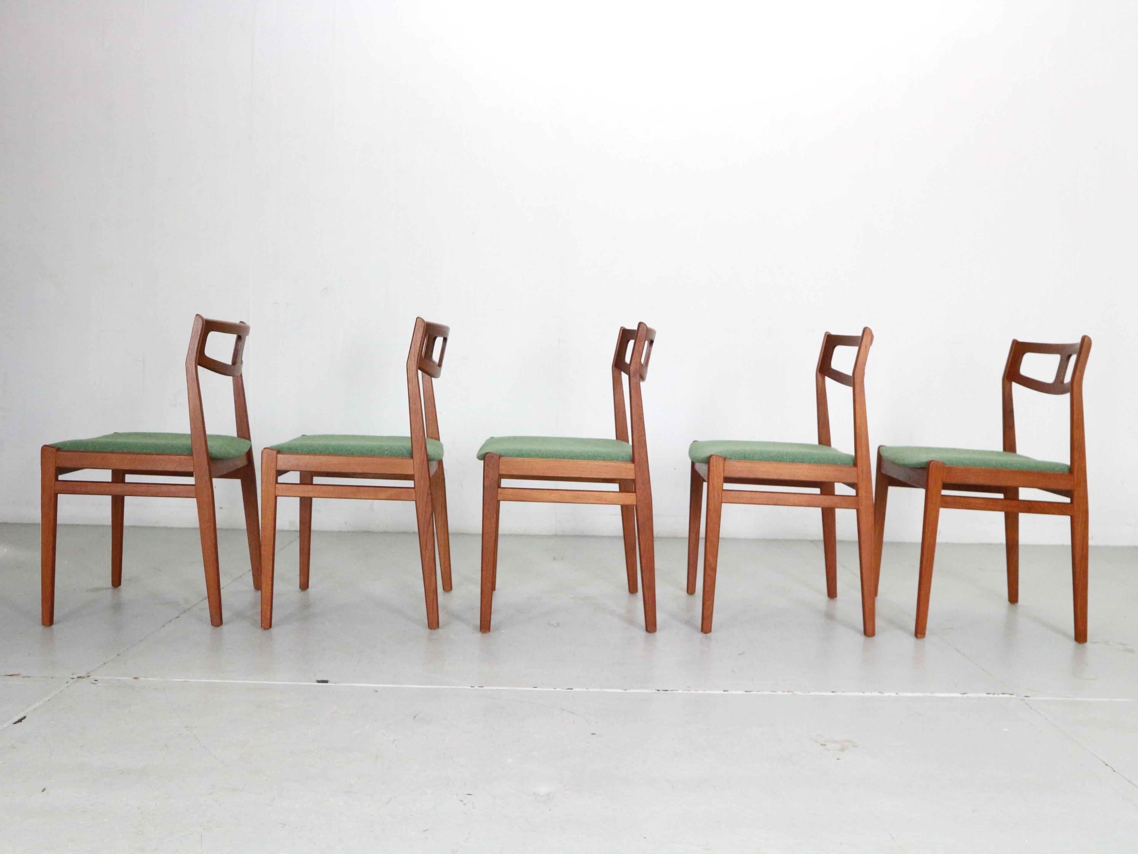 Laine Ensemble de 5 chaises de salle à manger scandinaves modernes en teck et vertes avec nouveau rembourrage en vente