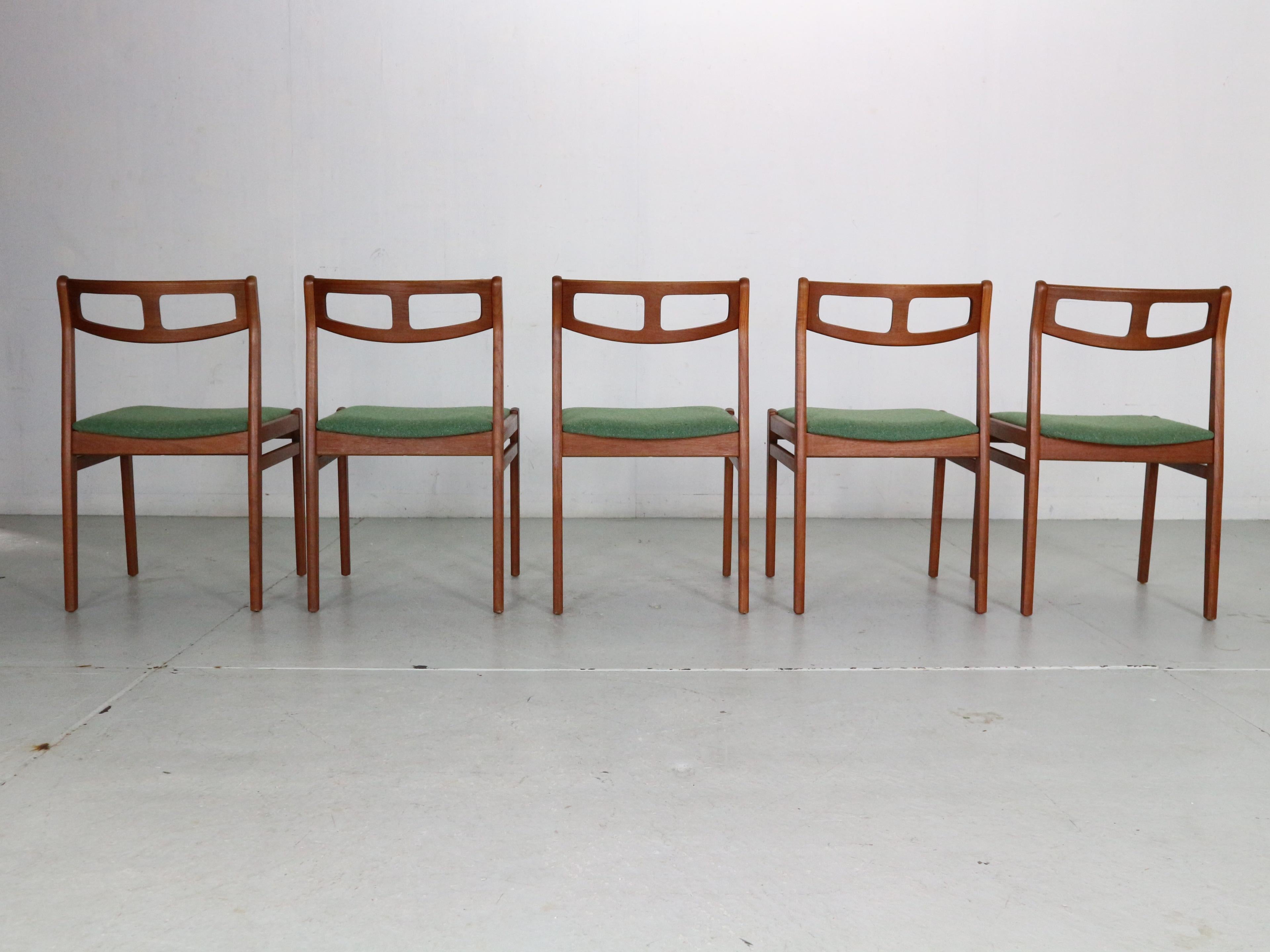 Ensemble de 5 chaises de salle à manger scandinaves modernes en teck et vertes avec nouveau rembourrage en vente 1