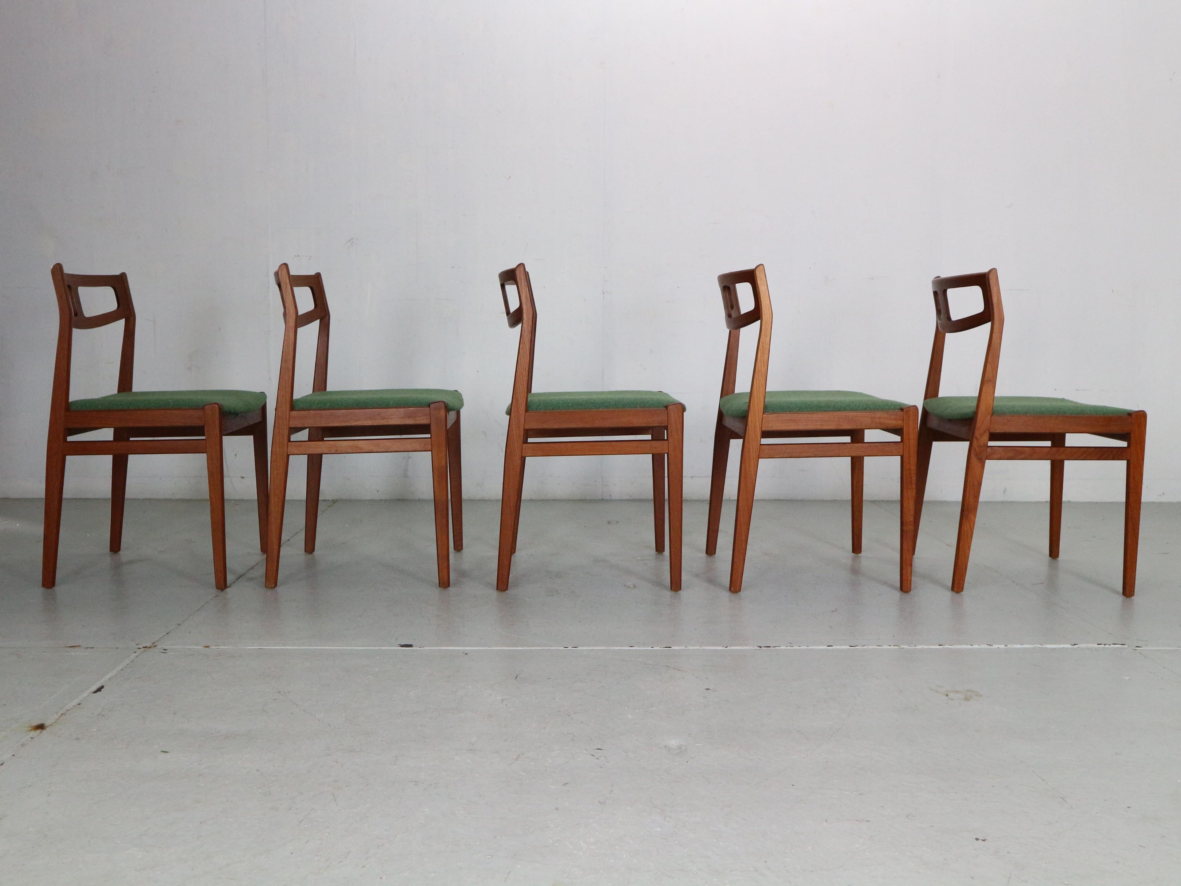 Ensemble de 5 chaises de salle à manger scandinaves modernes en teck et vertes avec nouveau rembourrage en vente 2