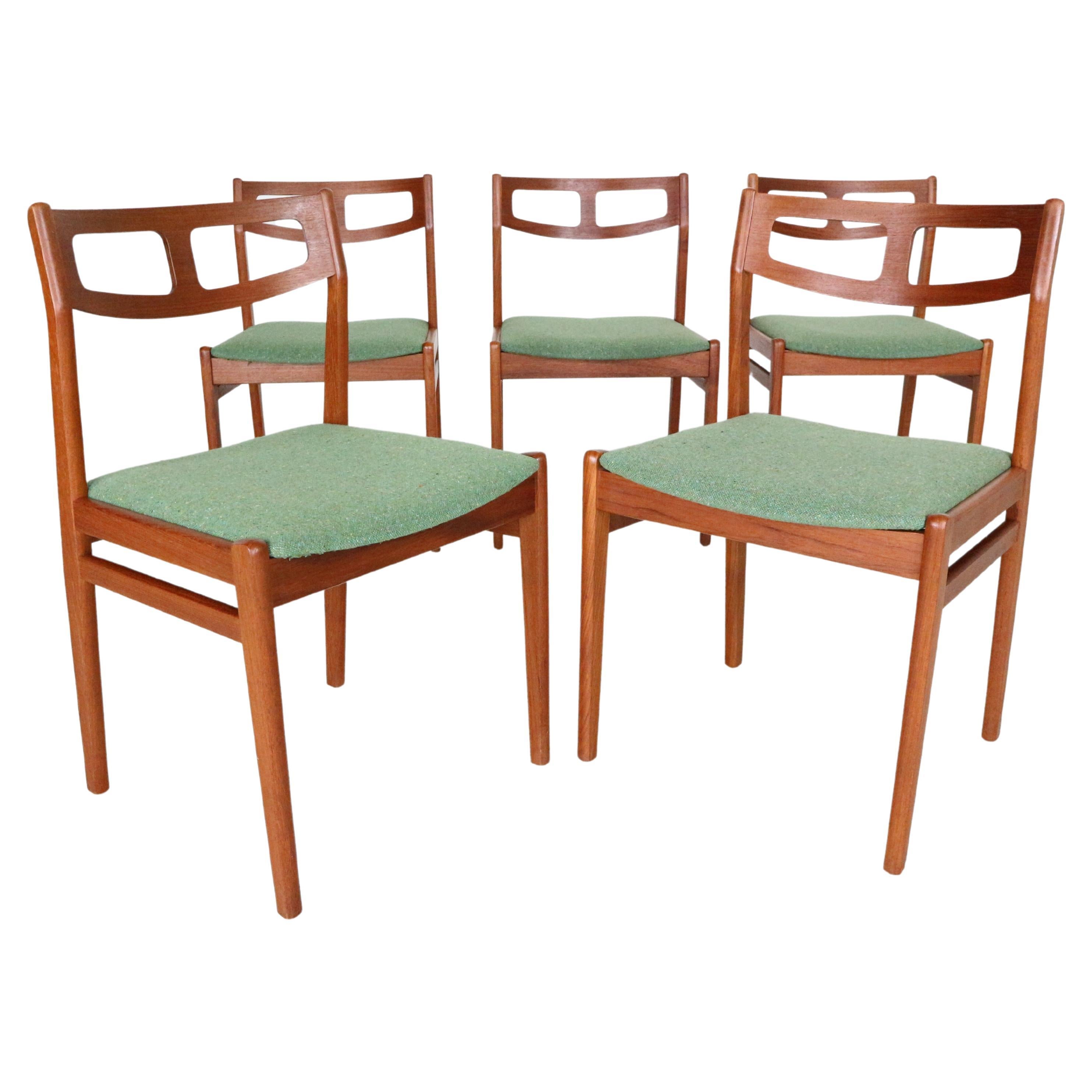 Ensemble de 5 chaises de salle à manger scandinaves modernes en teck et vertes avec nouveau rembourrage en vente