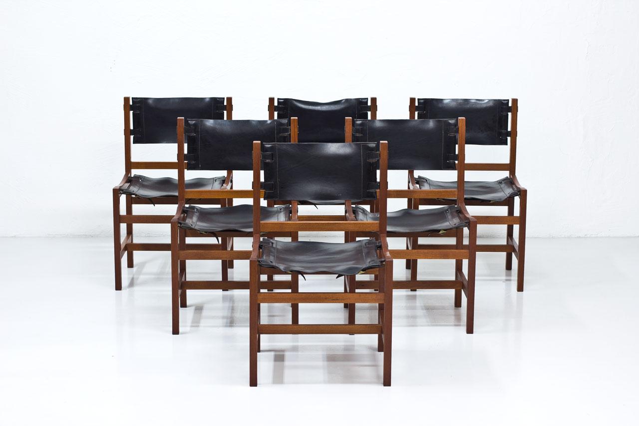 Set of six dining chairs, made in Denmark during the 1960s. Solid teak frame with black
saddle leather seats and backrests.