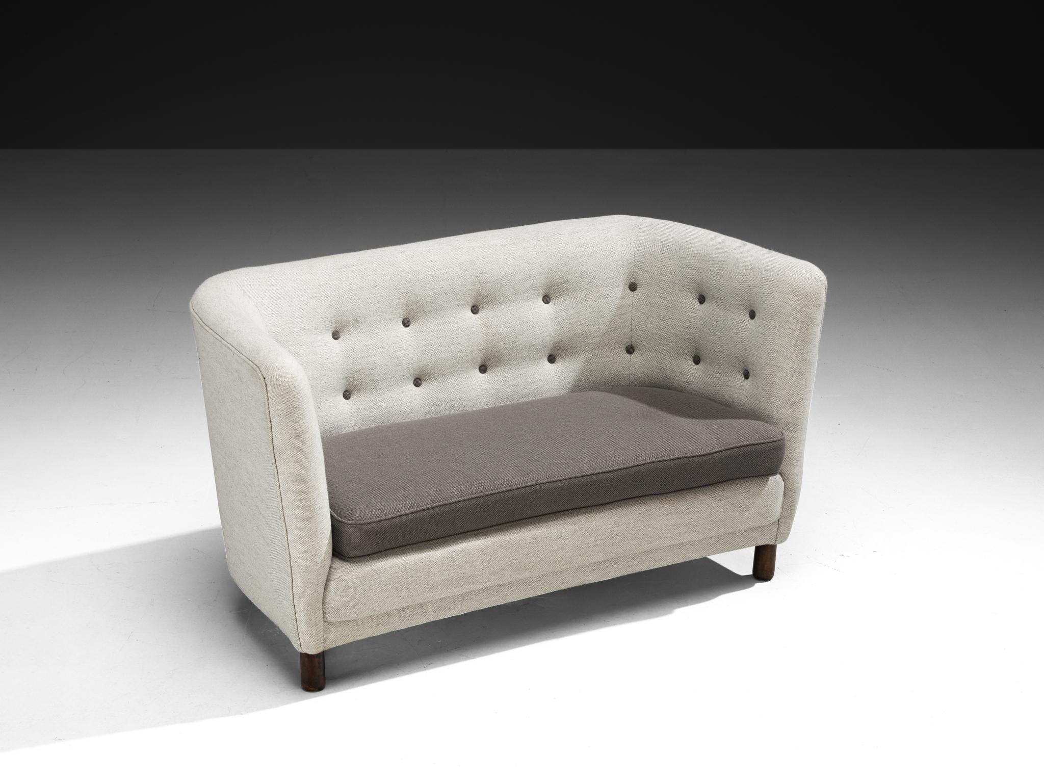 Zweisitzer-Sofa, Buche, Stoff, Skandinavien 1940er Jahre

Dieses charmante skandinavische Sofa aus den 1940er Jahren ist ein Beispiel für Handwerkskunst und Designbewusstsein. Mit seiner schön getufteten Rückenlehne und dem schlichten, aber