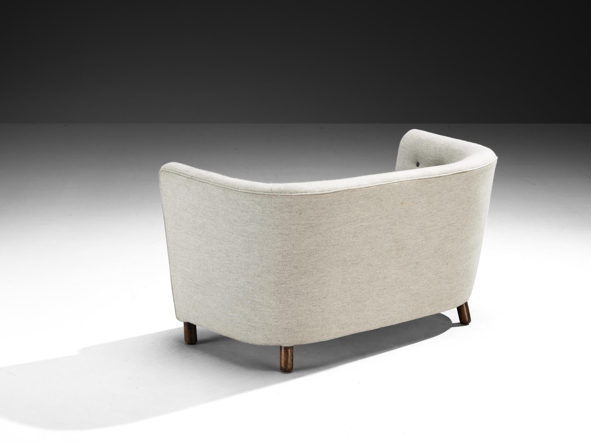 Skandinavisch-modernes Settee oder Sofa mit grauer Polsterung (Stoff) im Angebot
