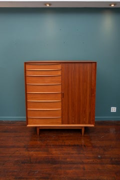 Comò alto in stile moderno scandinavo con diciassette cassetti di Falster, Danimarca