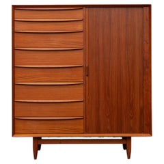 Comò alto in stile moderno scandinavo con diciassette cassetti di Falster, Danimarca