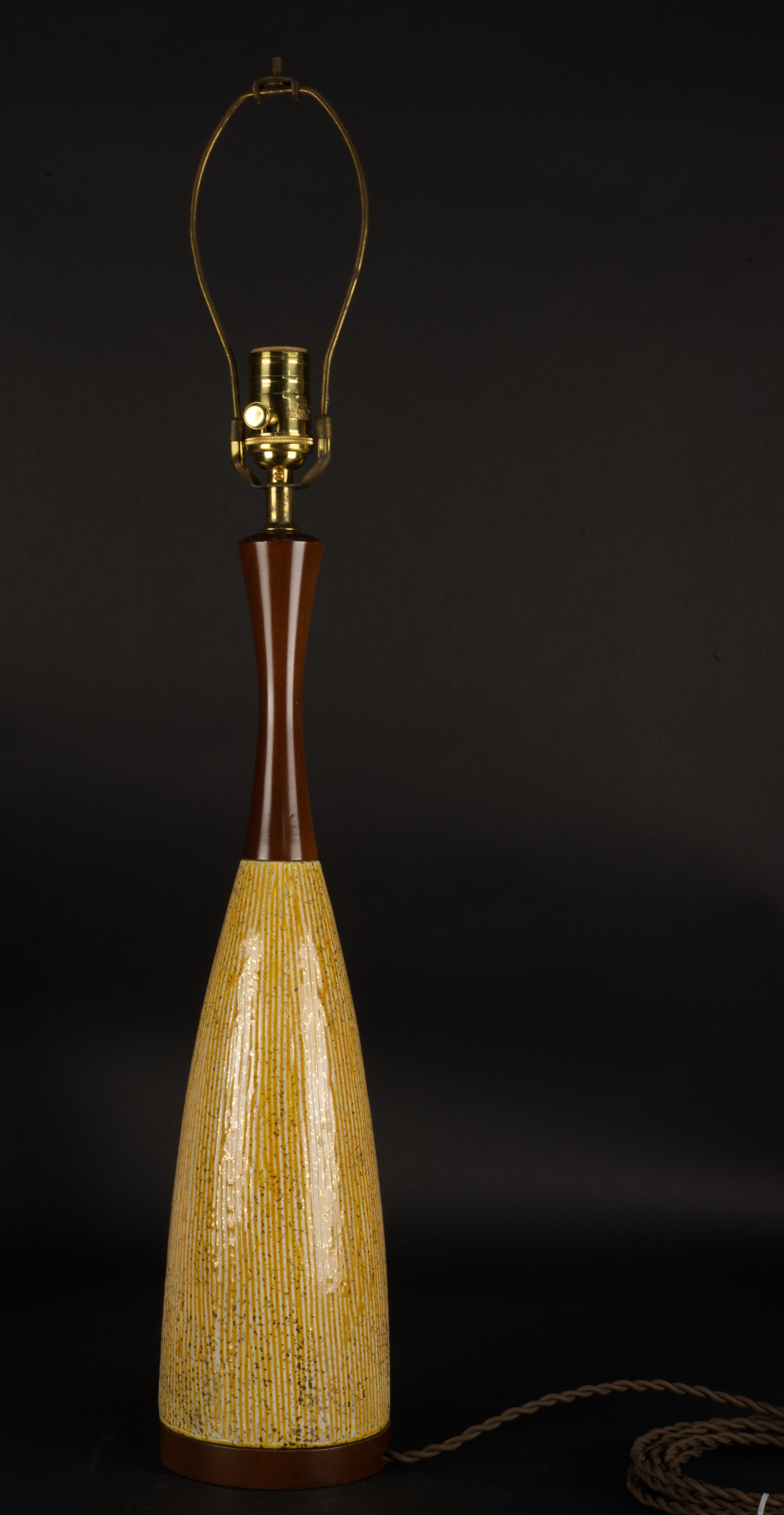 Mid-Century Modern Lampe de bureau scandinave moderne en bois et céramique dorée et sgraffite en vente