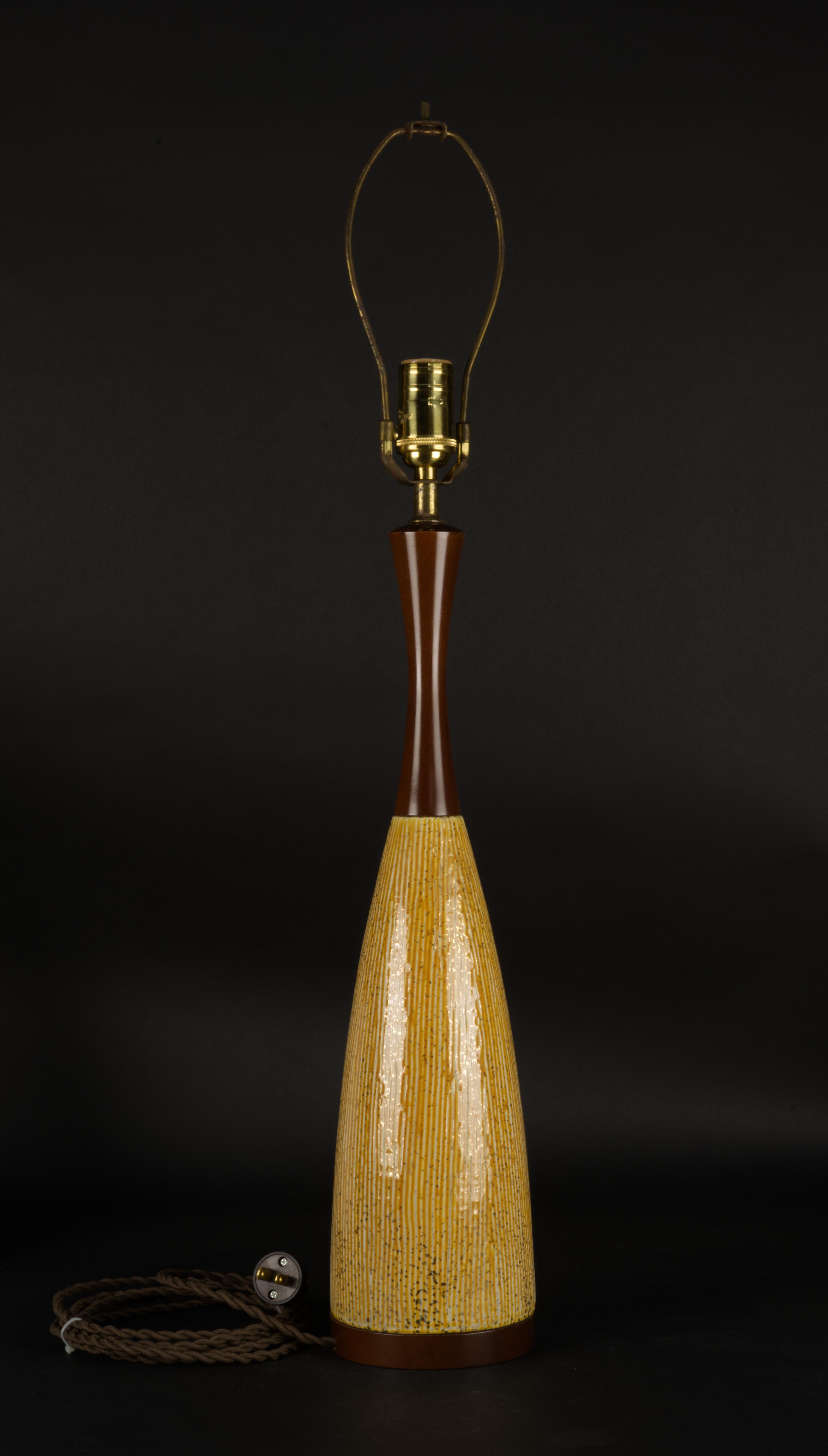 Vernissé Lampe de bureau scandinave moderne en bois et céramique dorée et sgraffite en vente