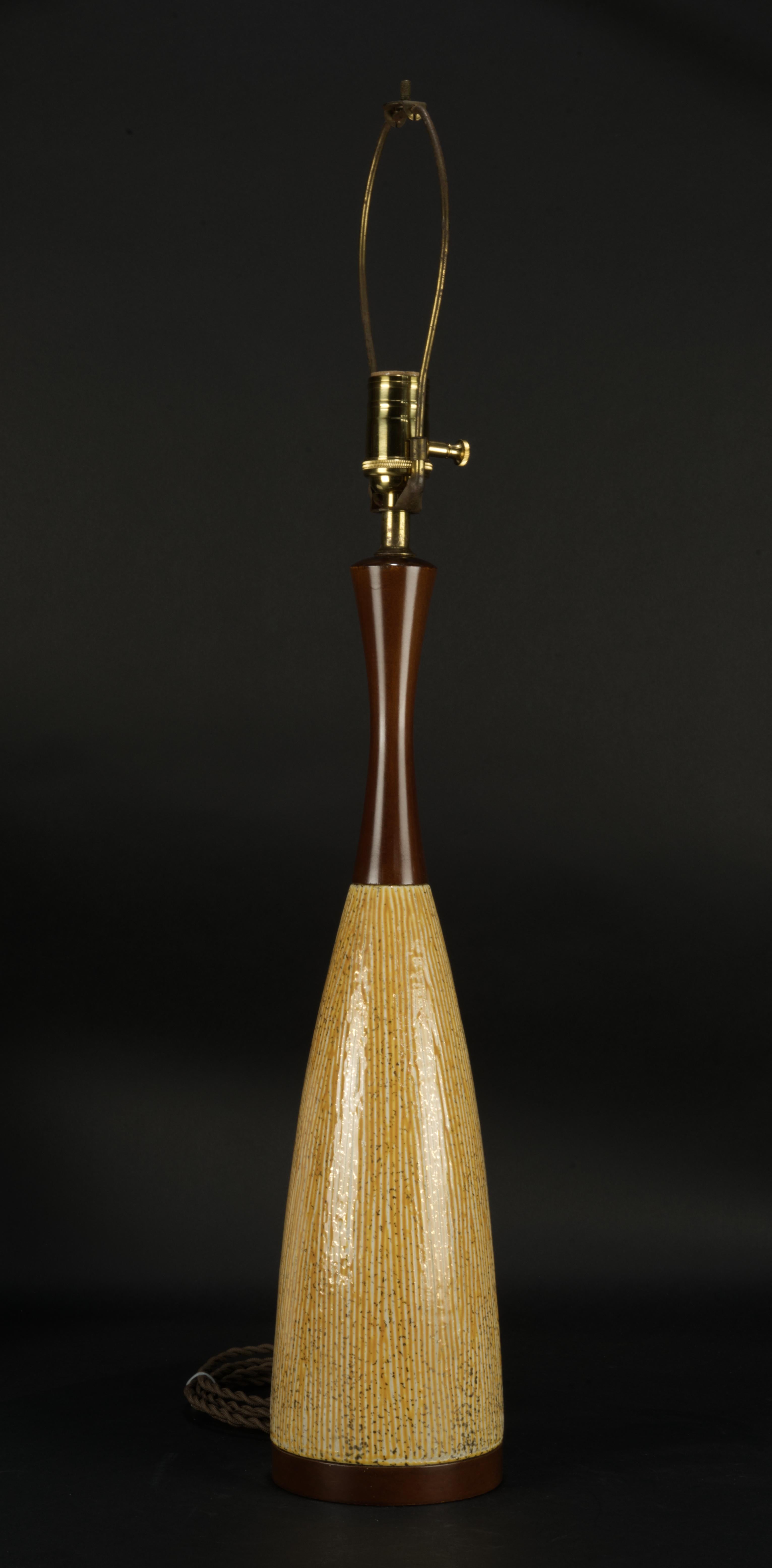 Lampe de bureau scandinave moderne en bois et céramique dorée et sgraffite Bon état - En vente à Clifton Springs, NY