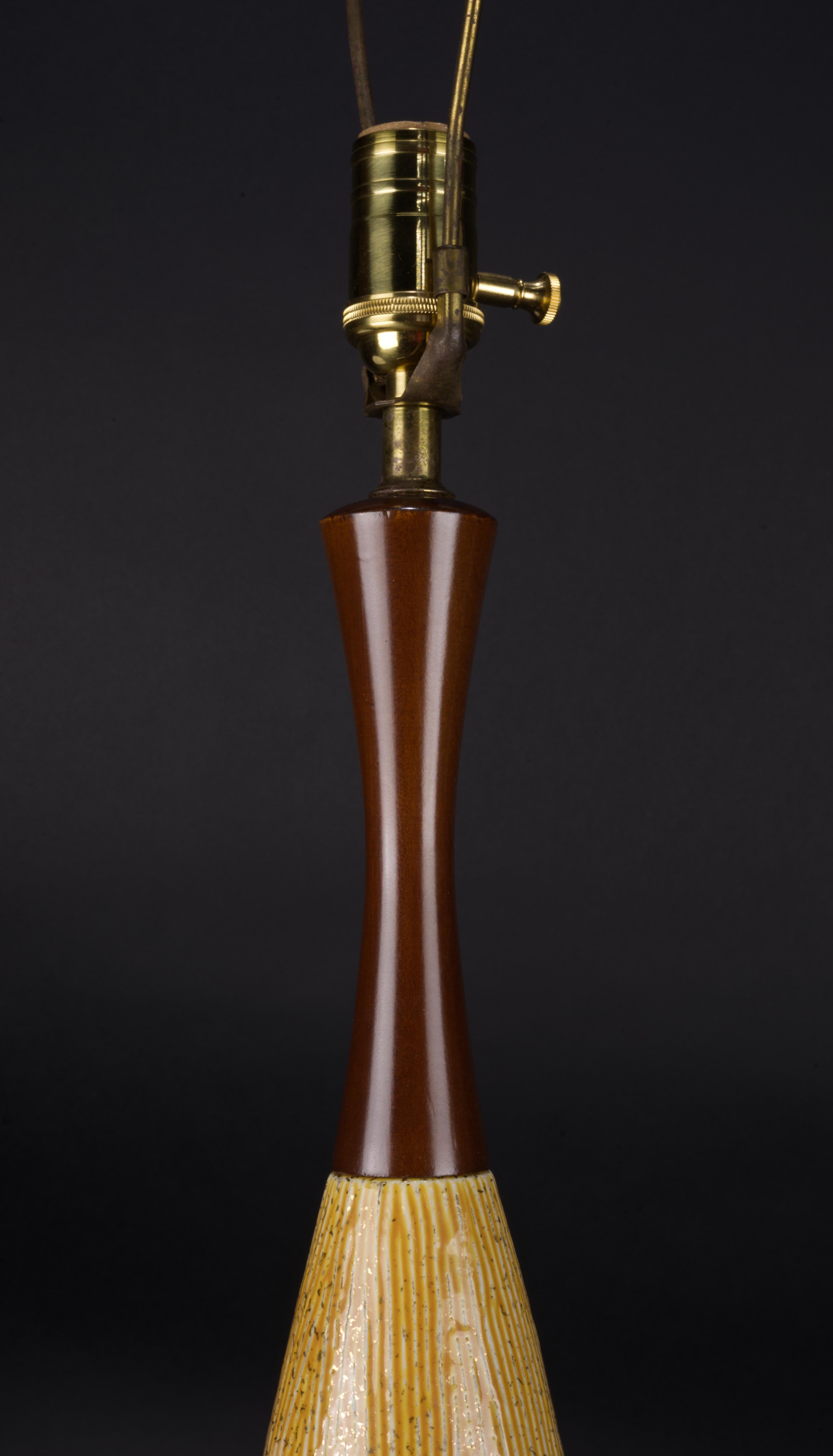 Céramique Lampe de bureau scandinave moderne en bois et céramique dorée et sgraffite en vente