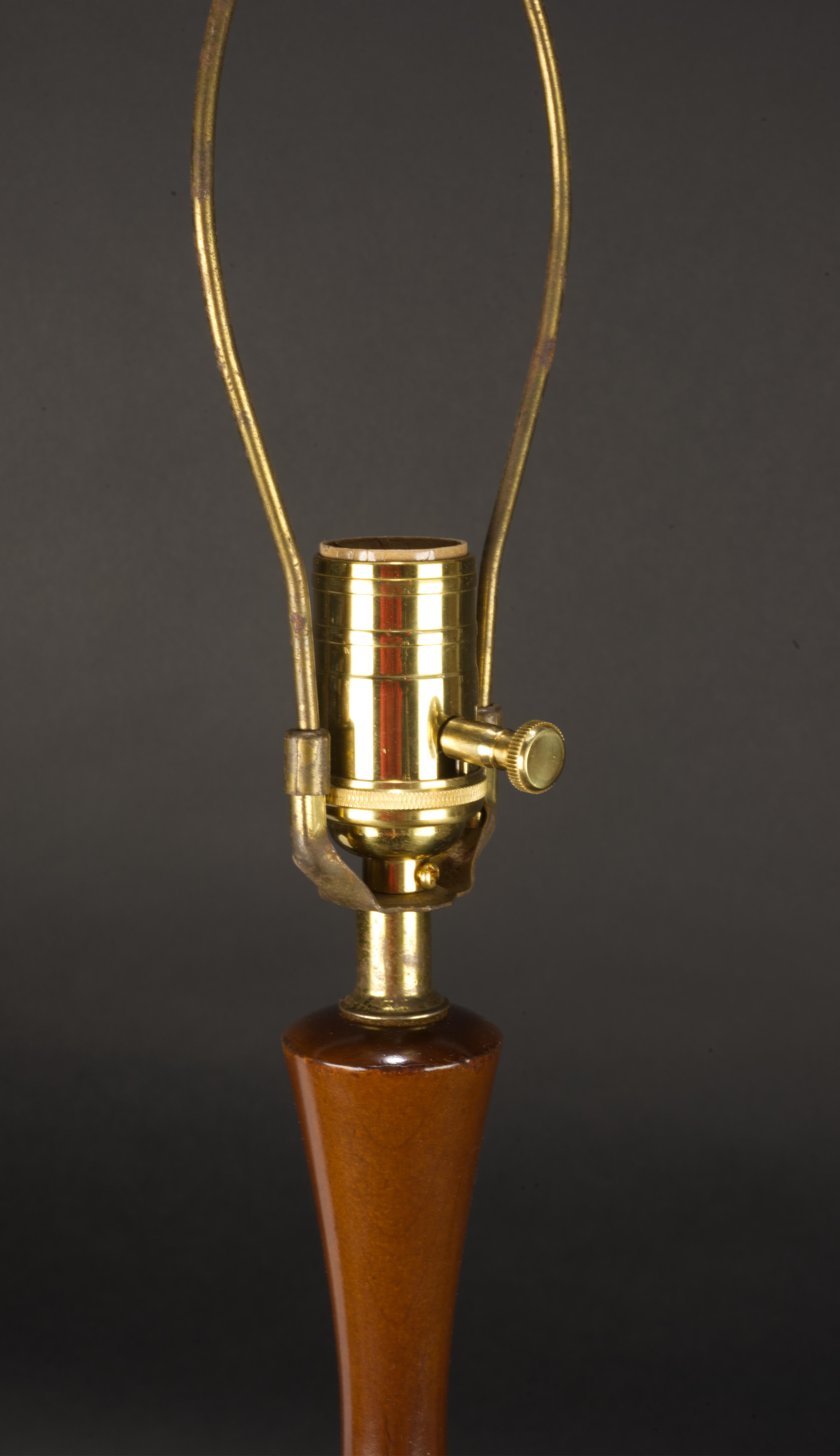 Lampe de bureau scandinave moderne en bois et céramique dorée et sgraffite en vente 1