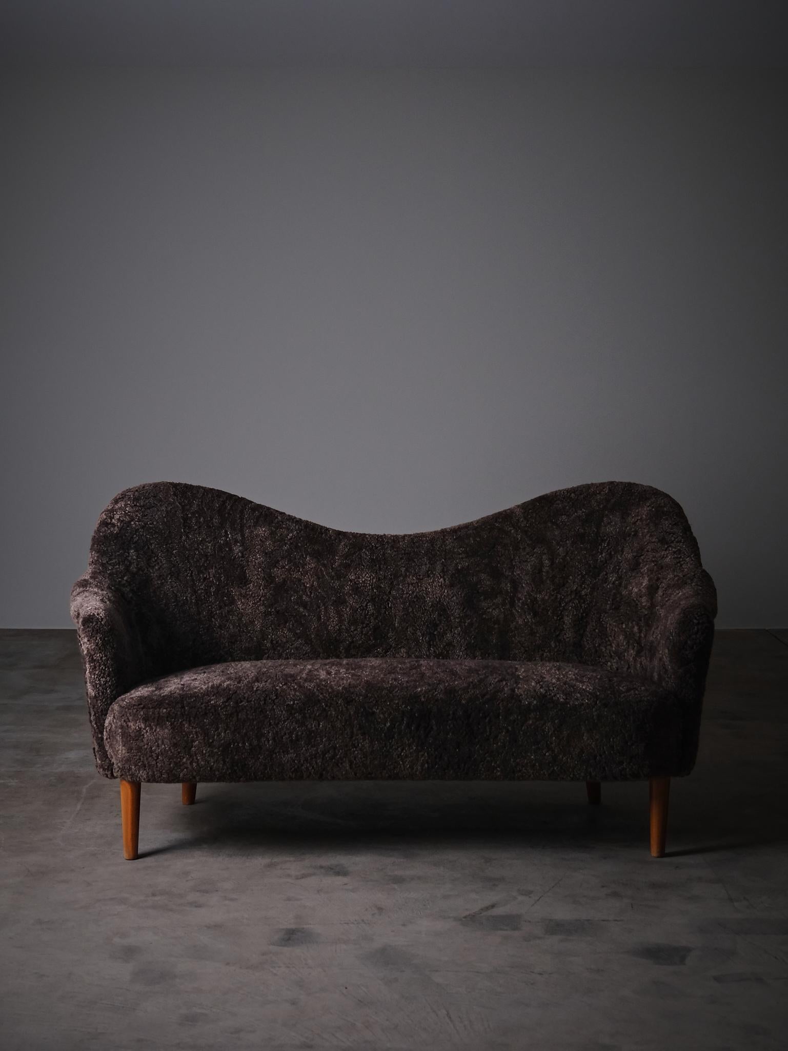 Pieza clásica de Carl Malmsten, el sofá Samspel fue diseñado en 1956 y fabricado por AB Record en Bollnäs (Suecia). 

Tapizada en piel de oveja de primera calidad color espresso, ofrece comodidad y una elegancia escandinava atemporal. El respaldo y