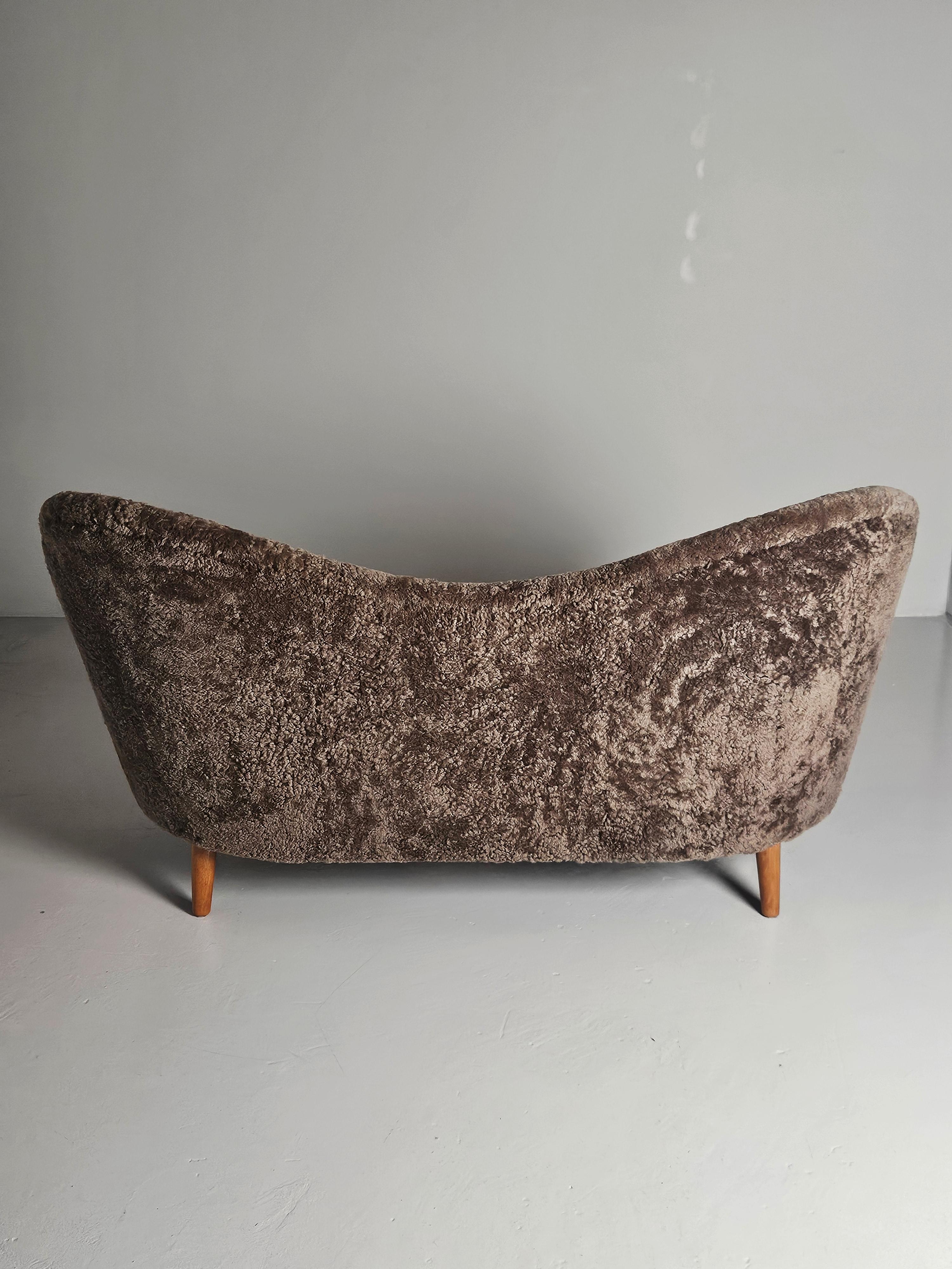 Scandinavo moderno Divano moderno scandinavo in pelle di pecora 'Samspel' di Carl Malmsten, Svezia, anni '50