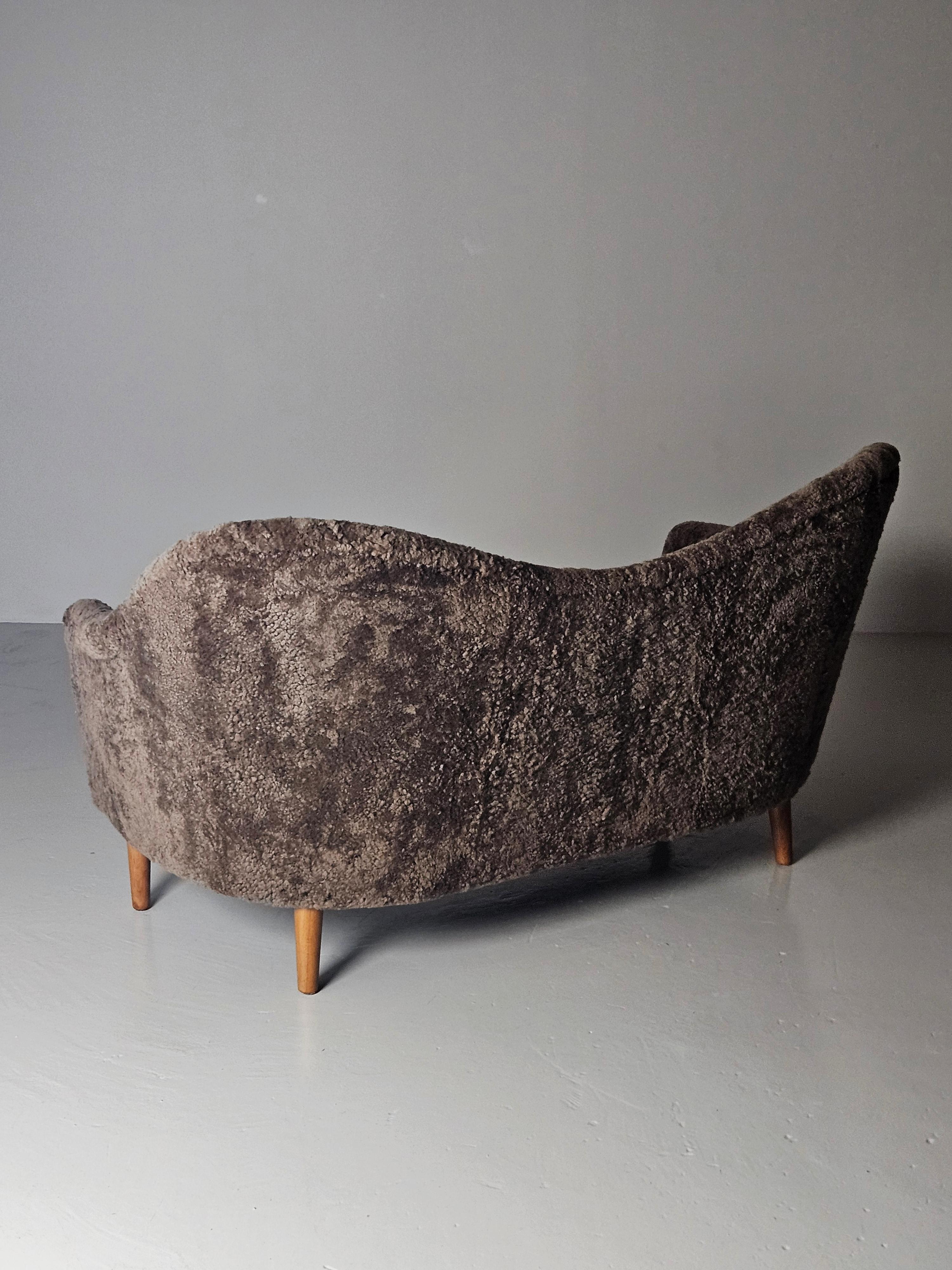 Svedese Divano moderno scandinavo in pelle di pecora 'Samspel' di Carl Malmsten, Svezia, anni '50
