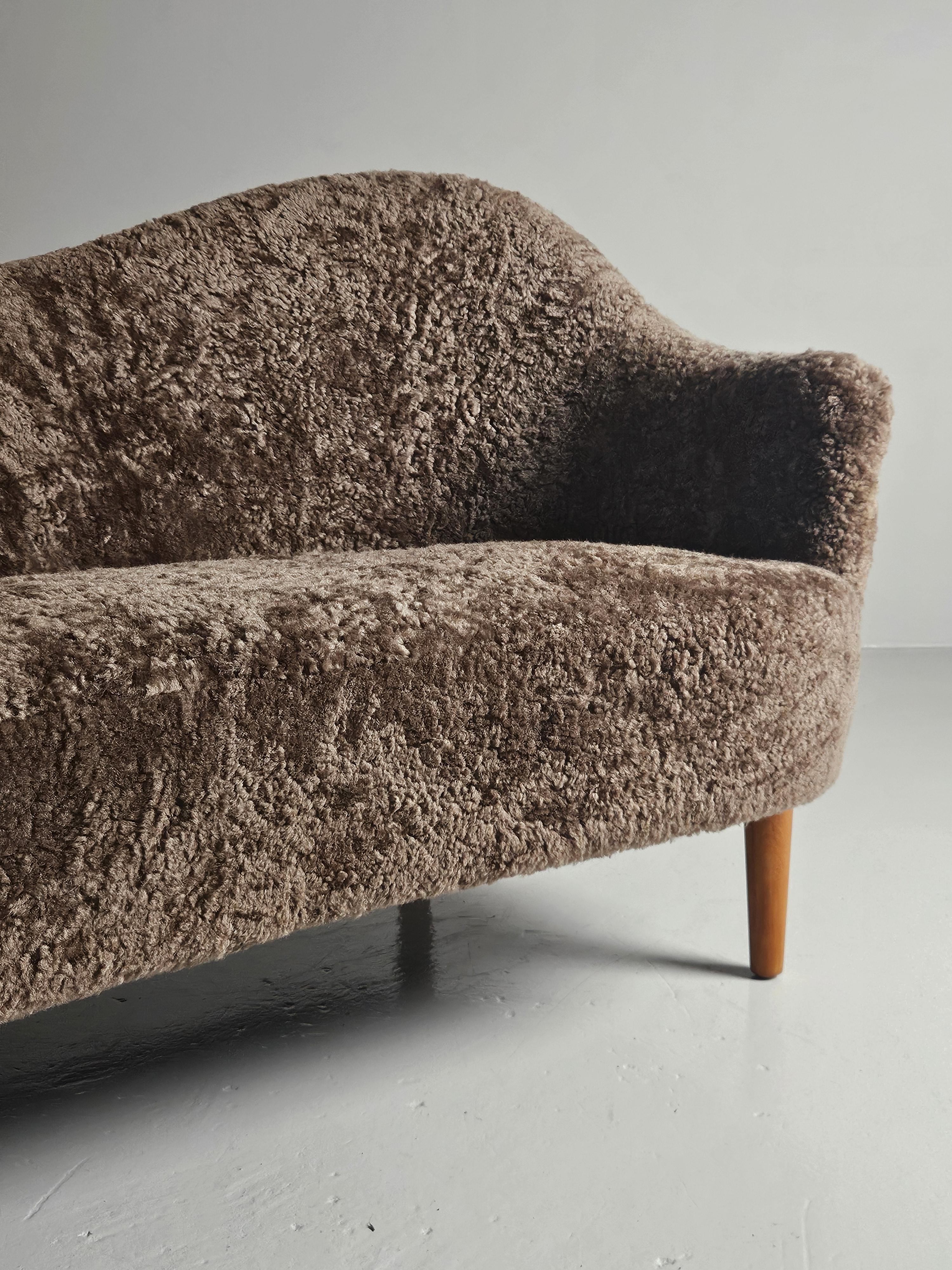 XX secolo Divano moderno scandinavo in pelle di pecora 'Samspel' di Carl Malmsten, Svezia, anni '50