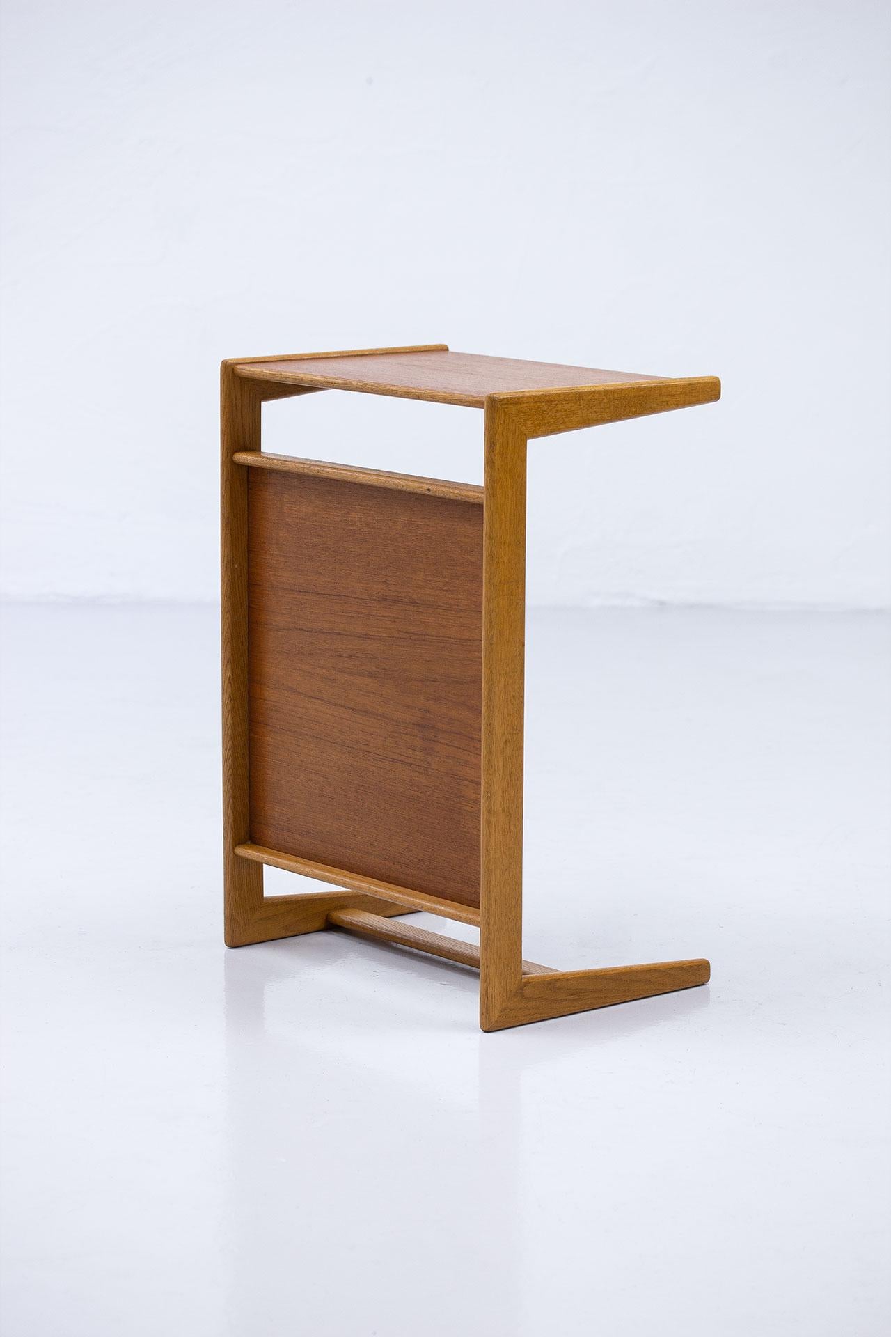 Scandinavian Modern Multifunctional “Nikko” side / bed side
table designed by Yngvar Sandström for Nordiska Kompaniet (NK), manufactured in Sweden during the 1960s. Solid oak frame with teak trays.
Side table that epitomize the minimalist and