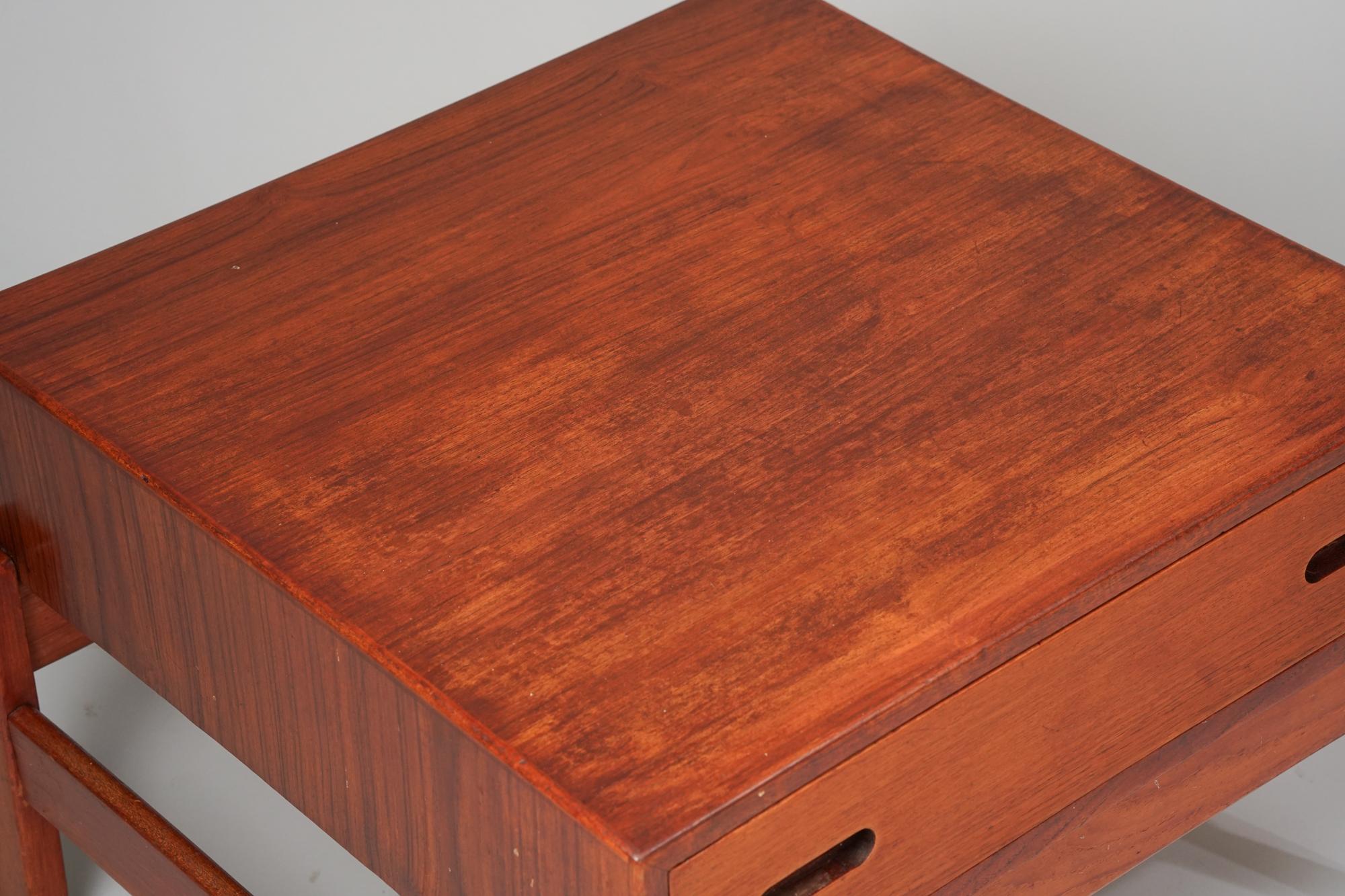 Rare Scandinavian Modern side table, designed by Illum Wikkelsø, manufactured by Hjørring Møbel, Denmark, 1960s. Teak. Good vintage condition, patina consistent with age and use. 