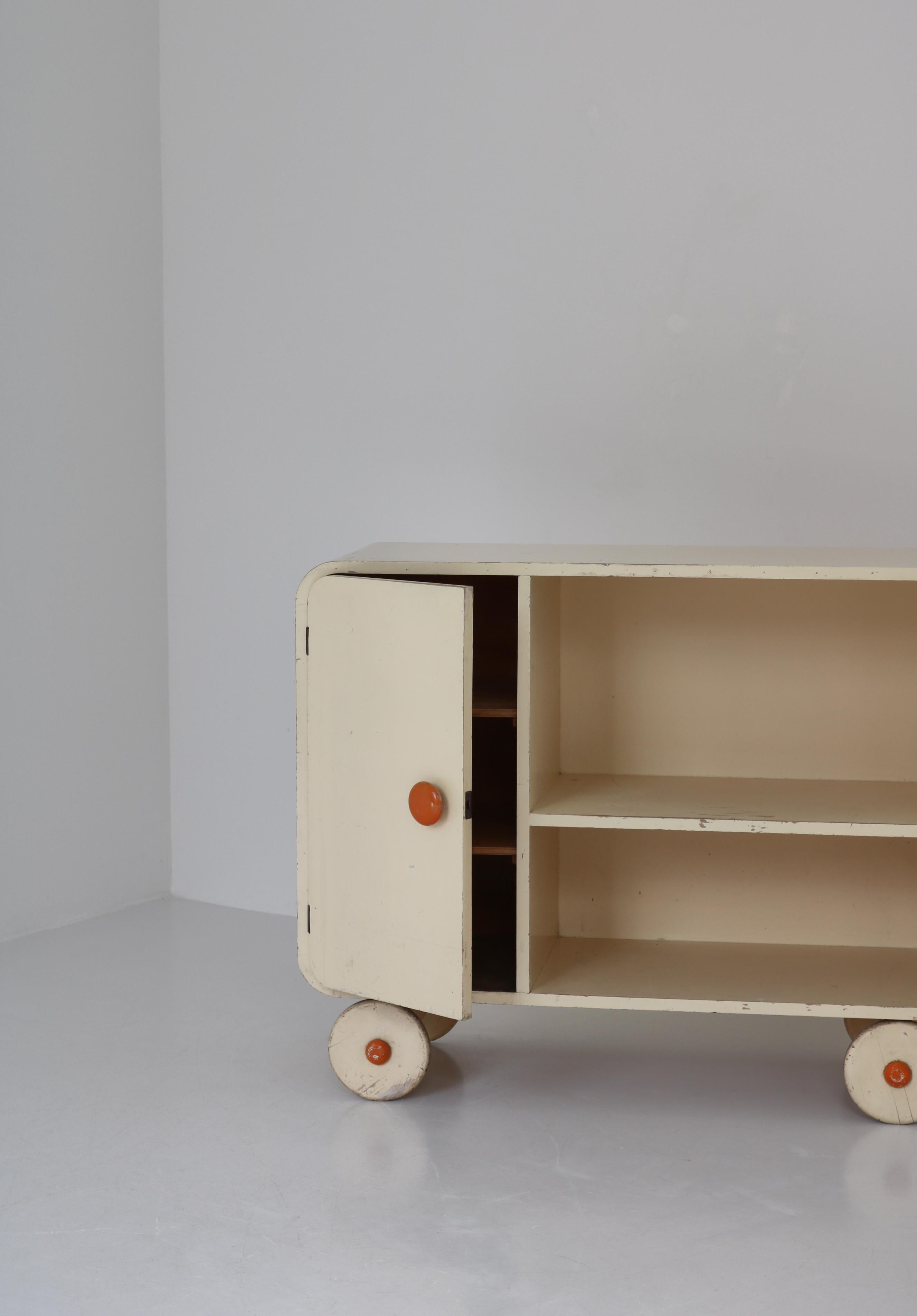 Enfilade ou meuble de rangement moderne scandinave à roulettes, fonctionnalisme des années 1930 en vente 4