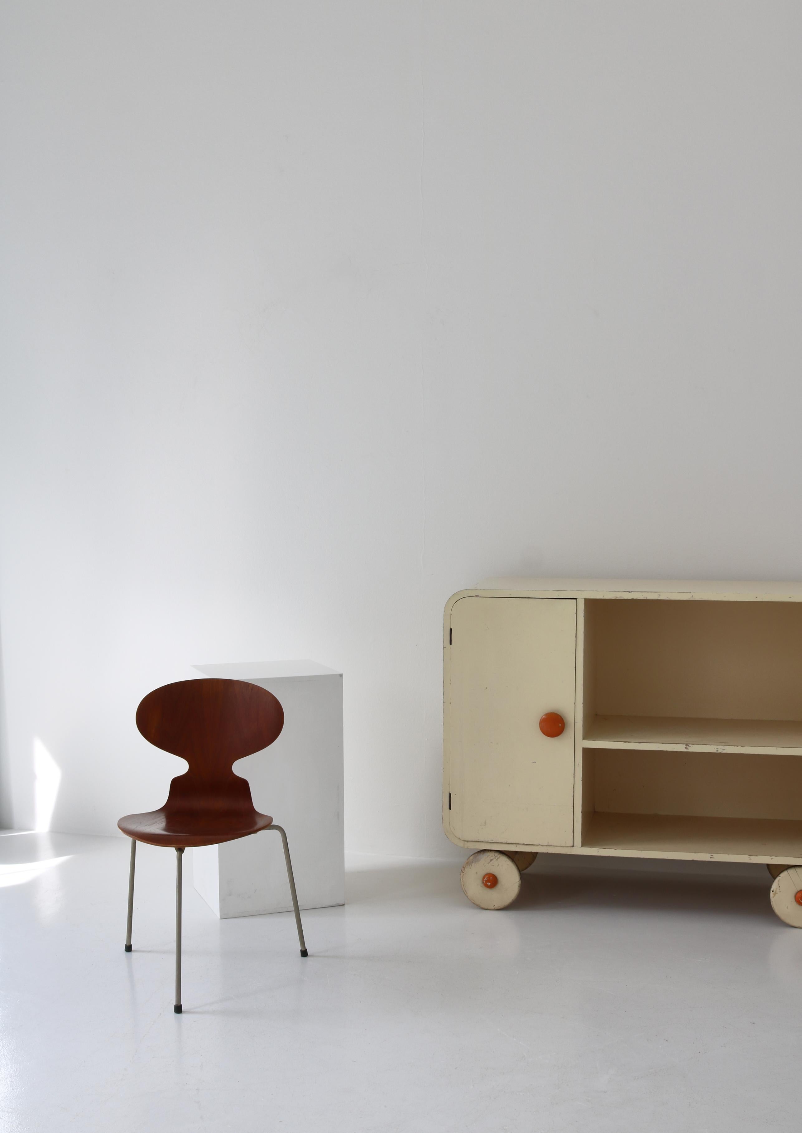 Scandinavian Modern Sideboard or Cabinet on Wheels, 1930s Functionalism For Sale 11