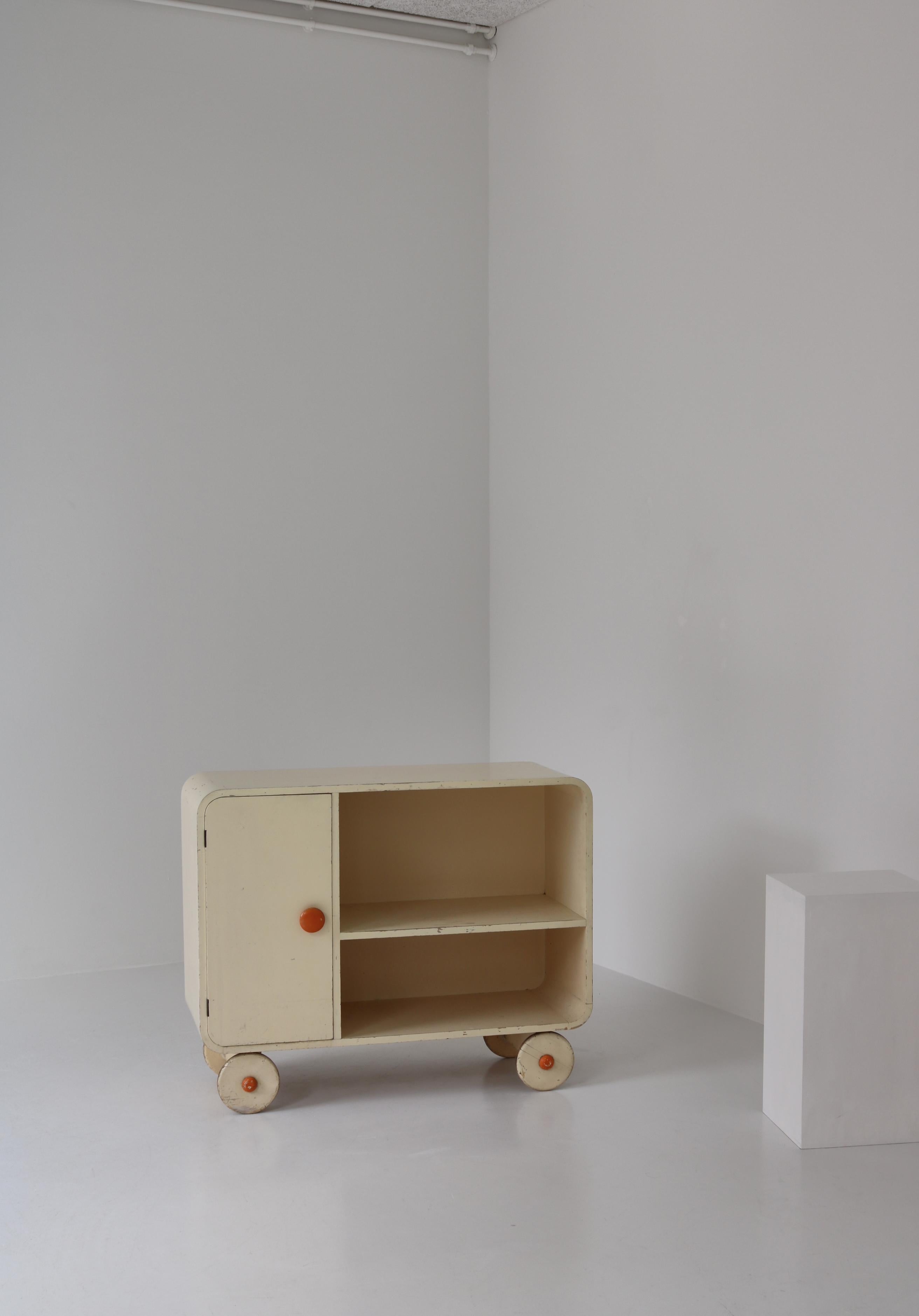 Einzigartiges frühmodernistisches Sideboard aus den 1930er Jahren in Skandinavien. Das Sideboard steht auf Holzrollen und kann verschoben werden. Originalfarbe.