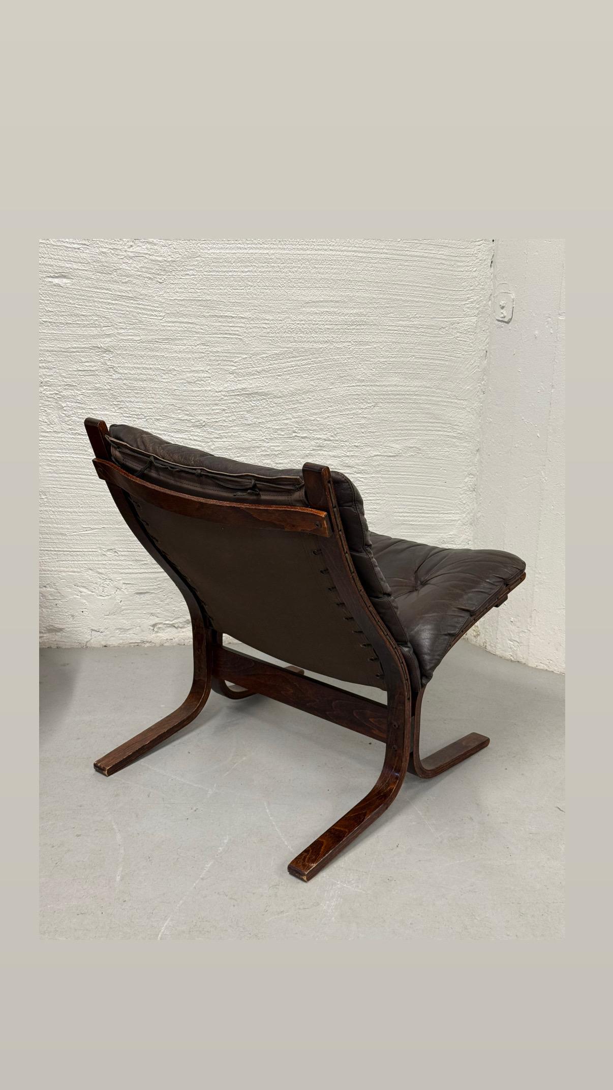 Cette chaise longue Siesta emblématique, conçue par le célèbre designer norvégien Ingmar Relling dans les années 1970, illustre les lignes épurées et l'élégance fonctionnelle du modernisme scandinave. Le fauteuil est doté d'un cadre en bois courbé