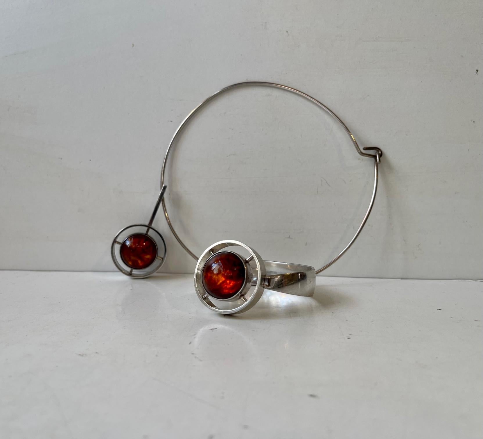 Un élégant collier pendentif moderniste avec son anneau assorti, conçu par l'orfèvre danois Niels Erik From vers 1960-70. L'anneau de cou original est constitué d'une barre en argent sterling à un seul coude. Le collier et le bracelet présentent les