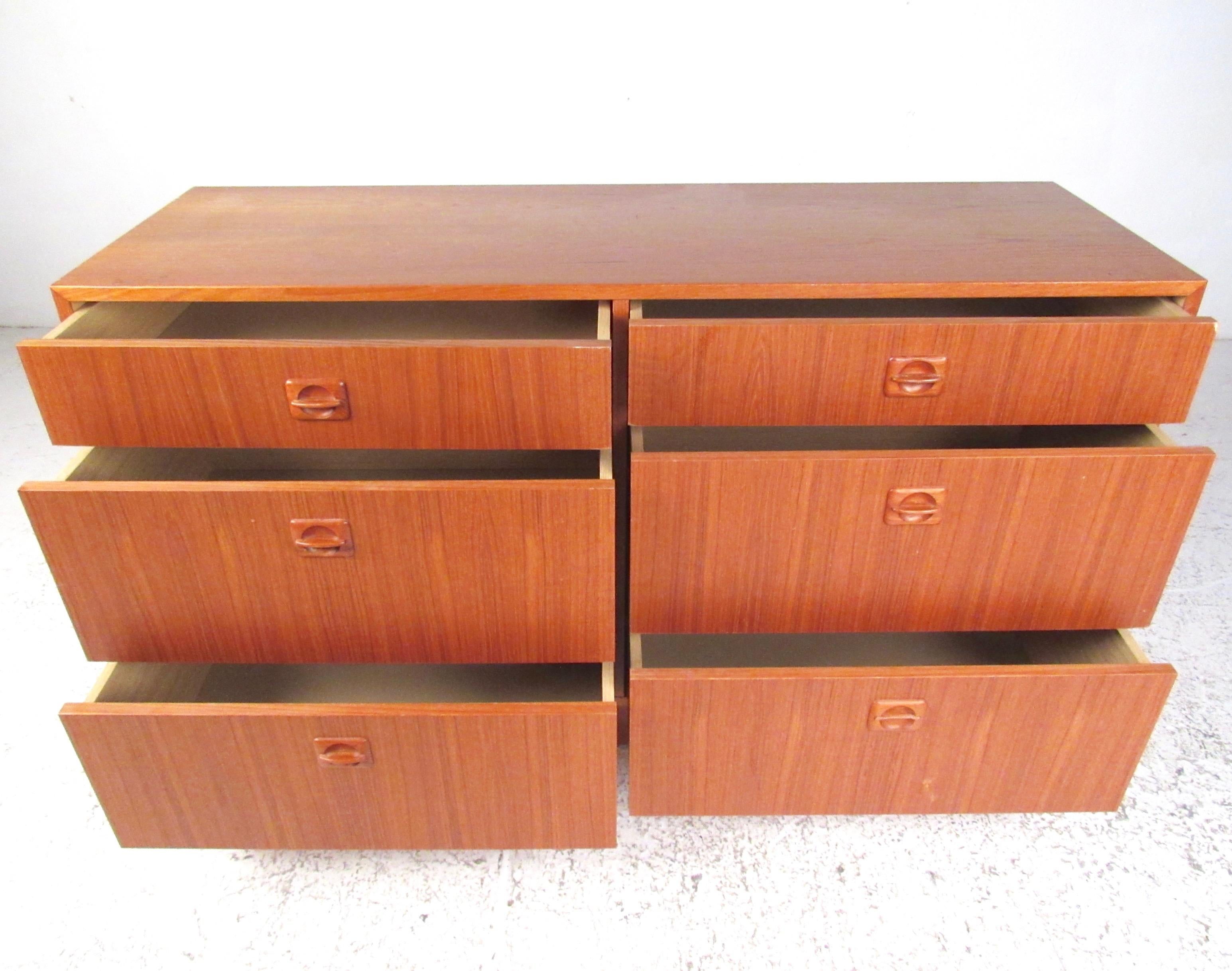 Scandinavian Modern Six-Drawer Dresser In Good Condition For Sale In Brooklyn, NY