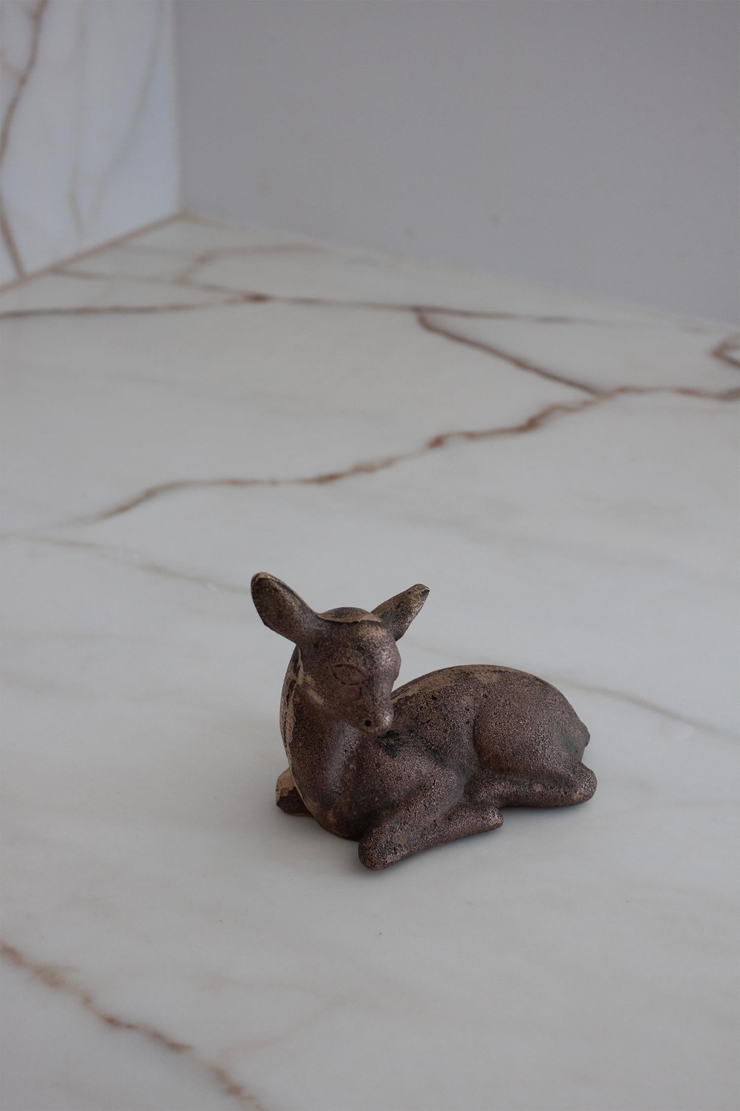 Escultura moderna escandinava de pequeño ciervo leonado de latón con aspecto patinado de bronce Moderno de mediados de siglo en venta