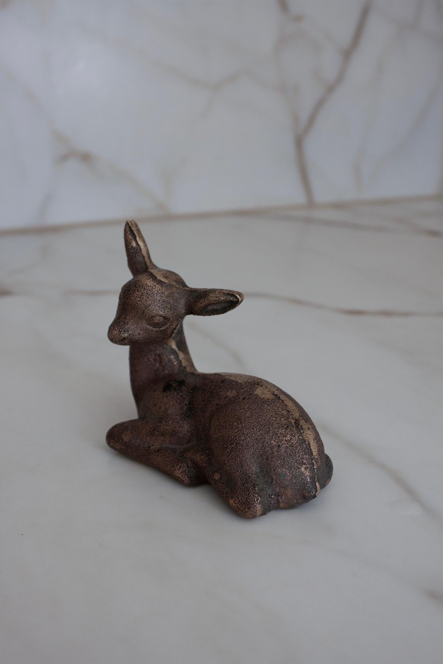 Escultura moderna escandinava de pequeño ciervo leonado de latón con aspecto patinado de bronce Hecho a máquina en venta